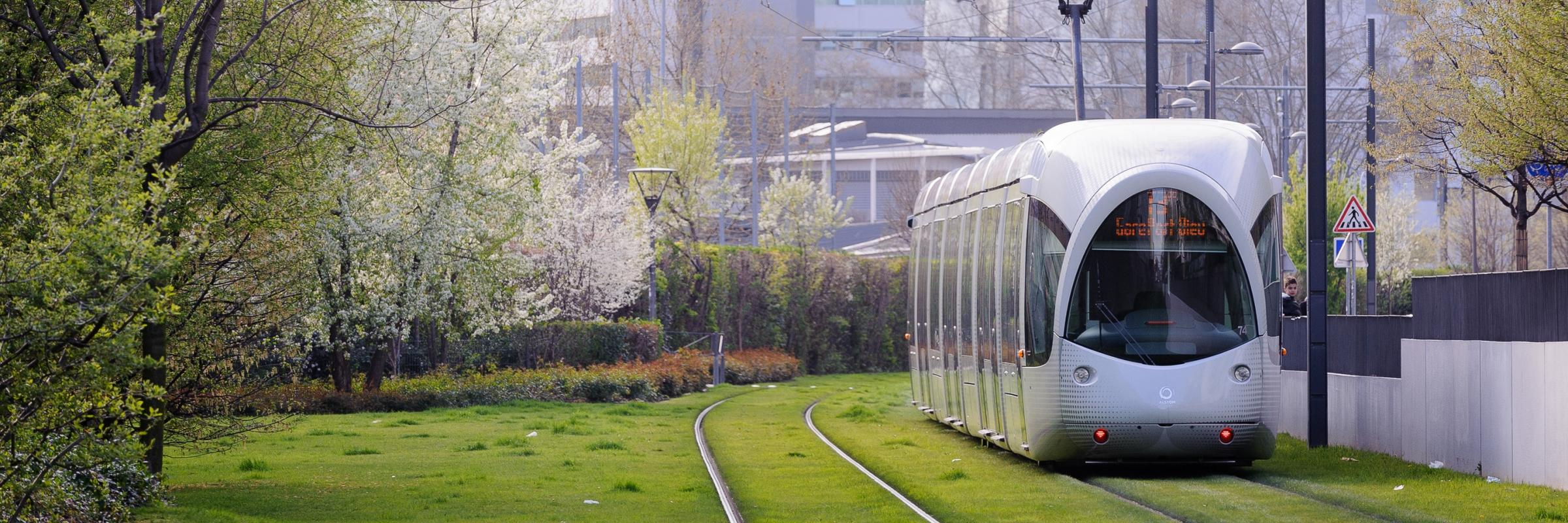Le tramway : une solution durable pour réduire les émissions de dioxyde de carbone en ville.