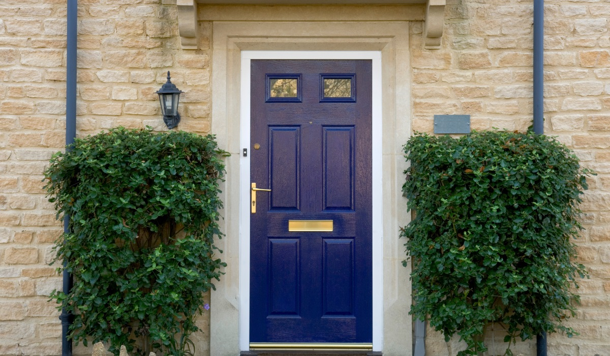 Door locks - front door with Euro cylinder lock (no smart lock) - blue door in white door frame