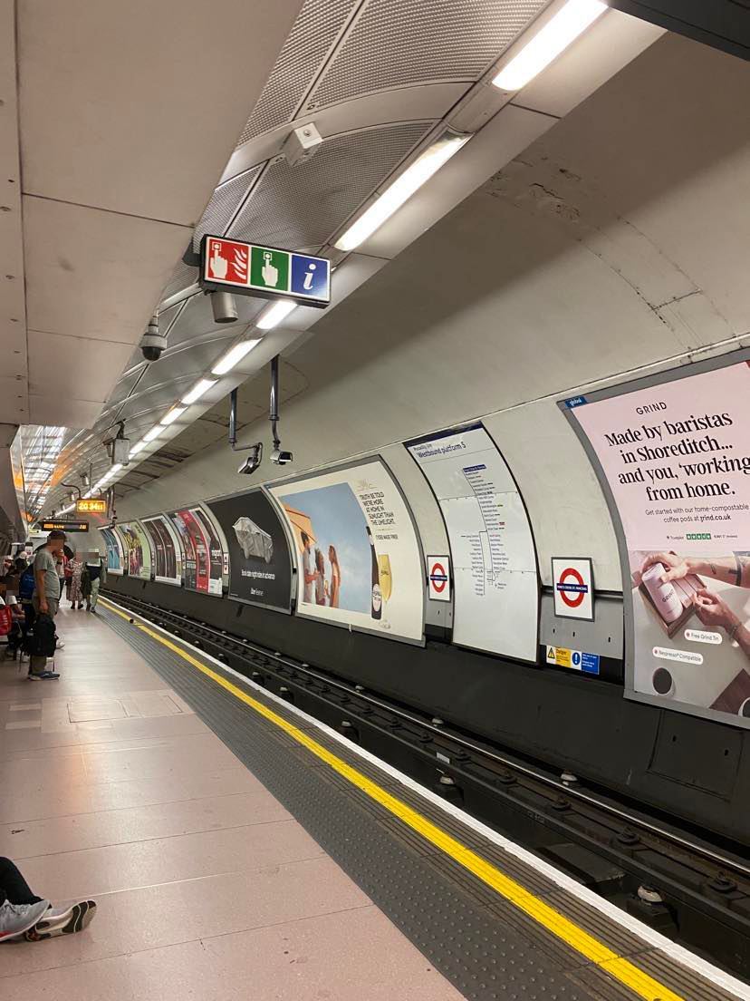 Peron z ludźmi czekającymi na przyjazd metra londyńskiego
