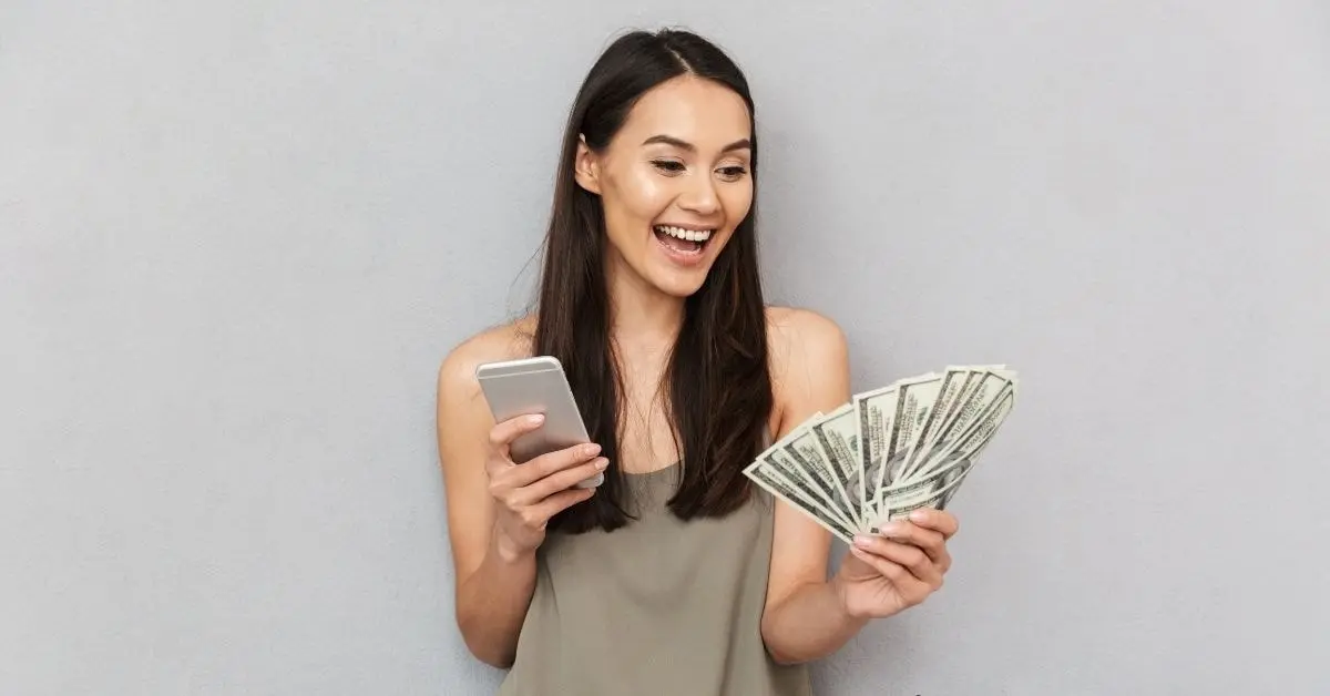 OnlyFans creator using an income tracker for her OnlyFans business.