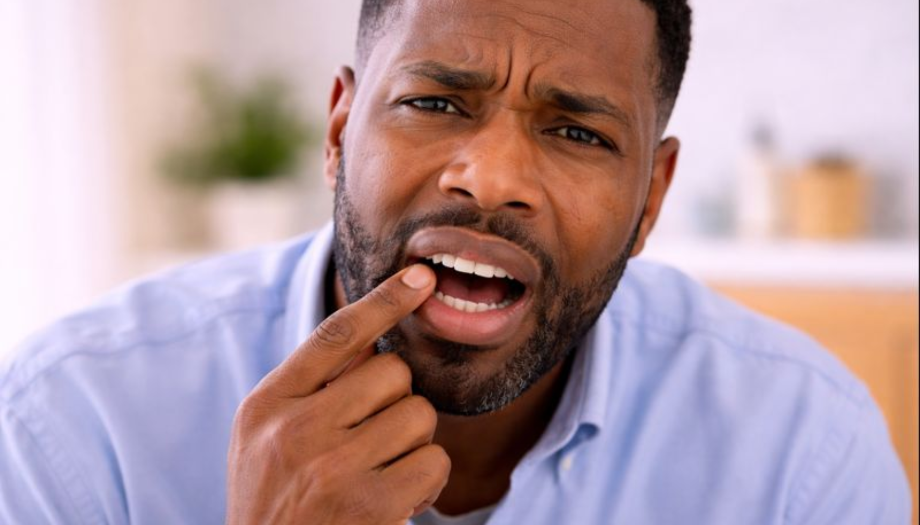 Løs Tann i Voksen Alder: Når Det Er Et Varseltegn 15 Voksen mann undersøker løs tann, viser alvorlig tegn på mulig tannkjøttsykdom.