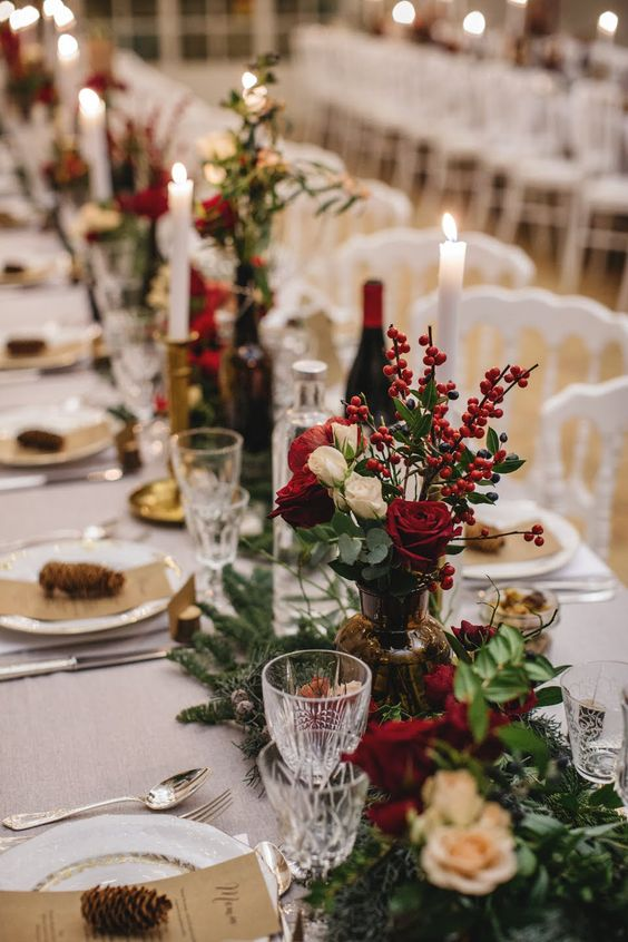 Winter Wedding Table (weddingomania.com)