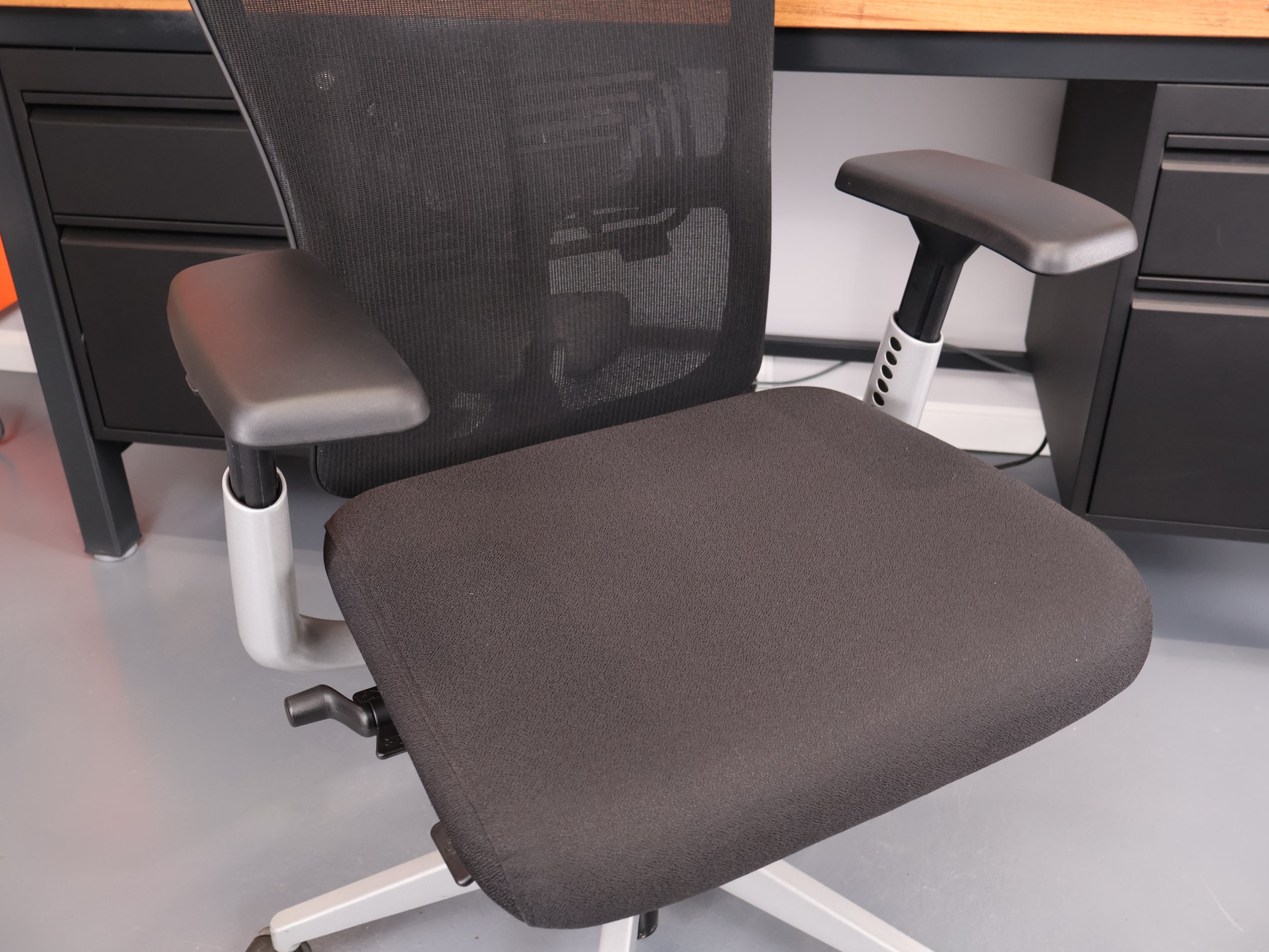 WYGODNY czy PRZEREKLAMOWANY? Haworth X89 Zody recenzja! 5 Siedzisko w Haworth X89 Zody. Źródło: Brastech