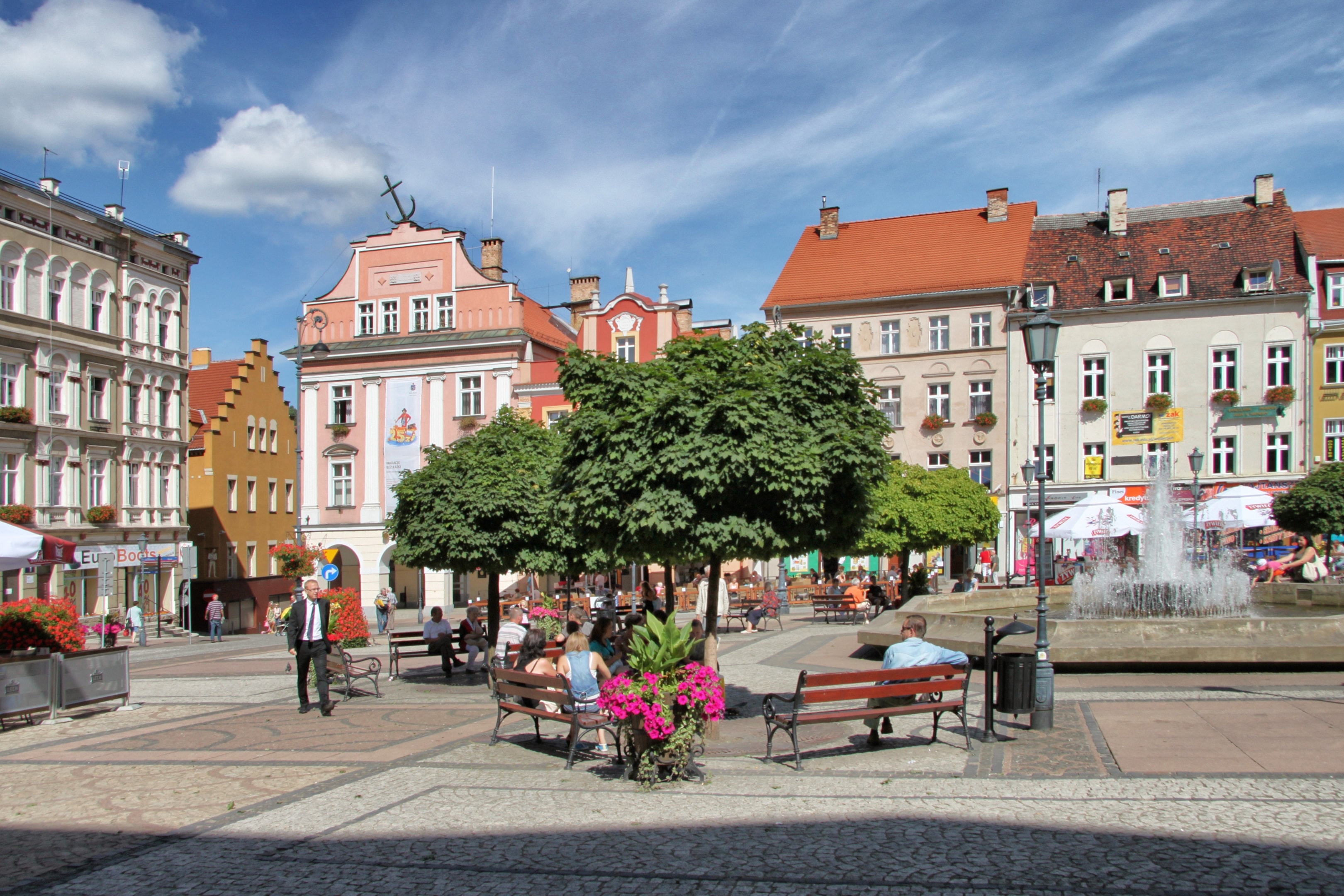 Rynek w Wałbrzychu (źródło: https://commons.wikimedia.org/wiki/File:Wa%C5%82brzych_-_Rynek_02.jpg)