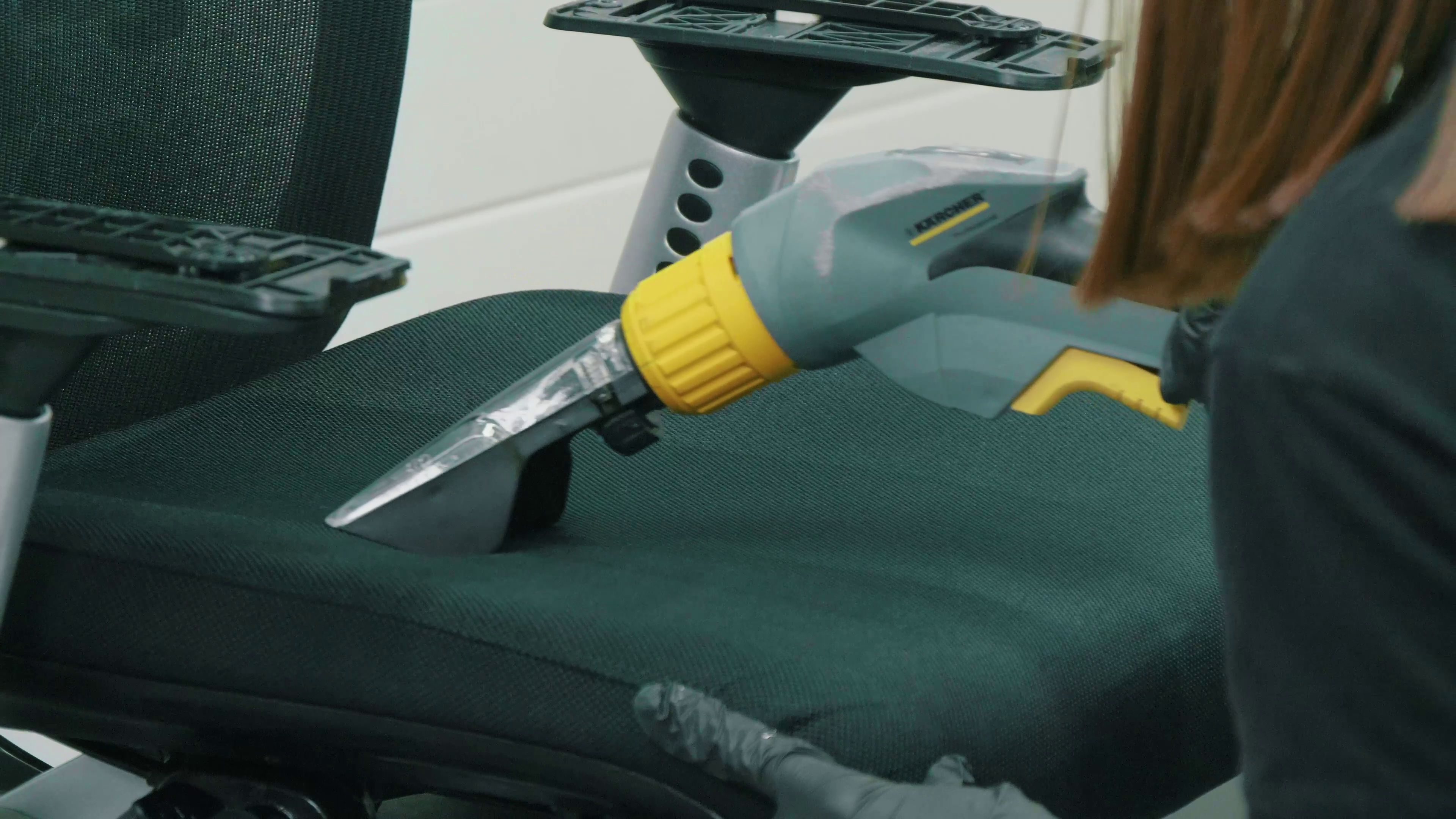 Czyszczenie fotela biurowego – kompletny poradnik Brastech 9 Czyszczenie tapicerki odkurzaczem piorącym. Źródło: Brastech