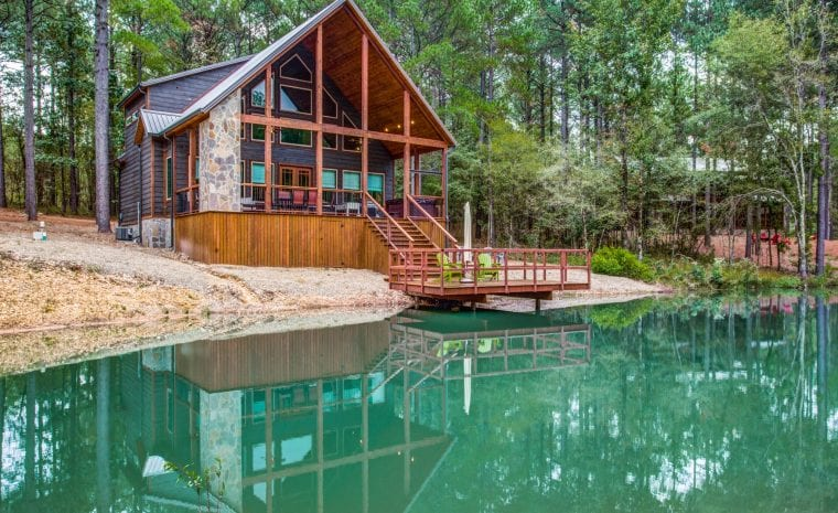 Pet friendly rental cabin with easy access to the water.