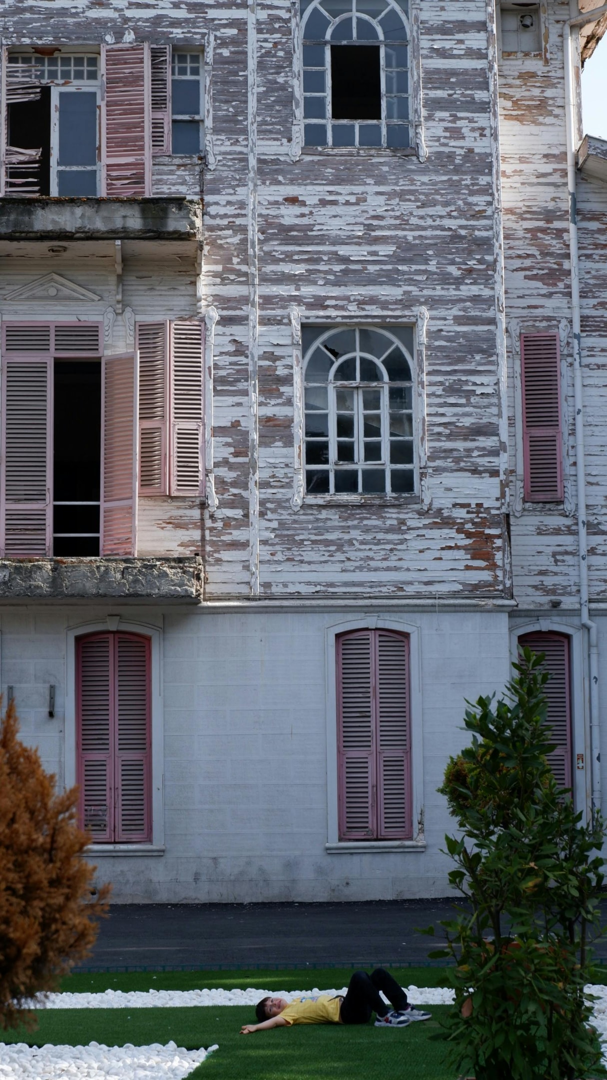 Old, distressed property with peeling paint, soon to be purchased in off-market deal.