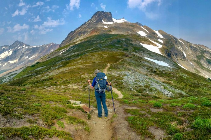 It is important to choose correctly sized trekking poles for a comfortable hike.