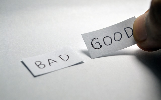 Good and bad written on two pieces of paper