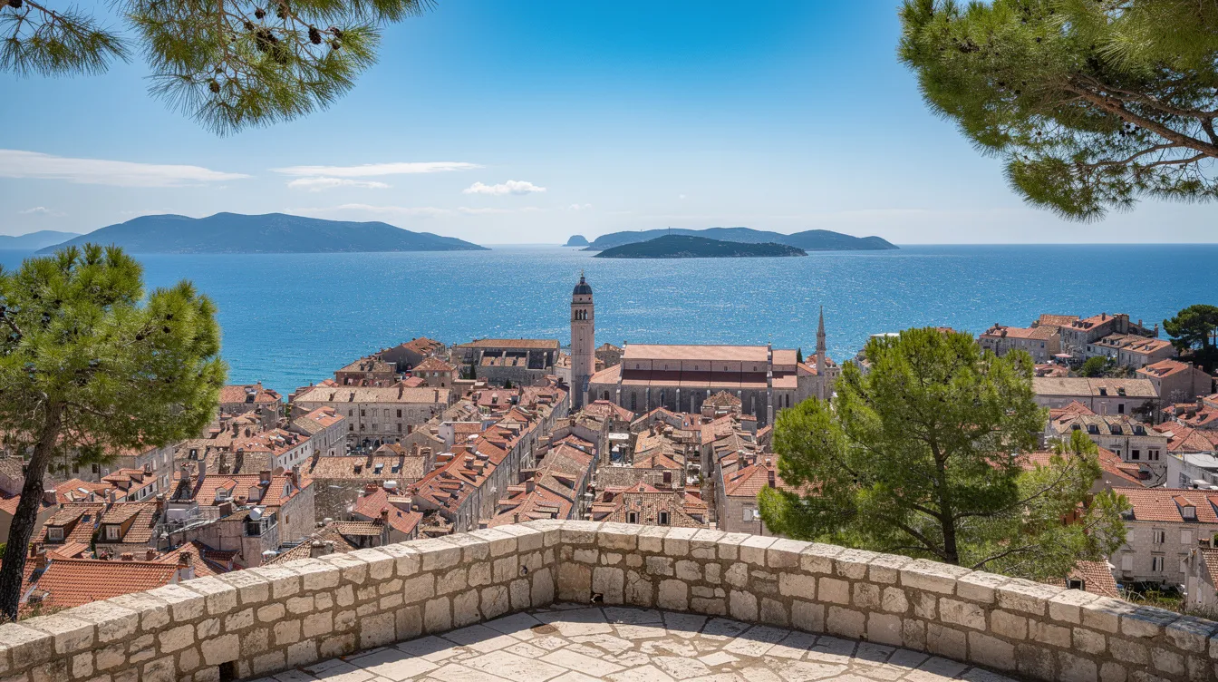 A imagem mostra a vista panorâmica do topo da Colina de Marjan, com a cidade de Split ao fundo e as ilhas do Mar Adriático sob um céu ensolarado. Essa região croata é conhecida por sua rica cultura e como um popular destino turístico na Europa.