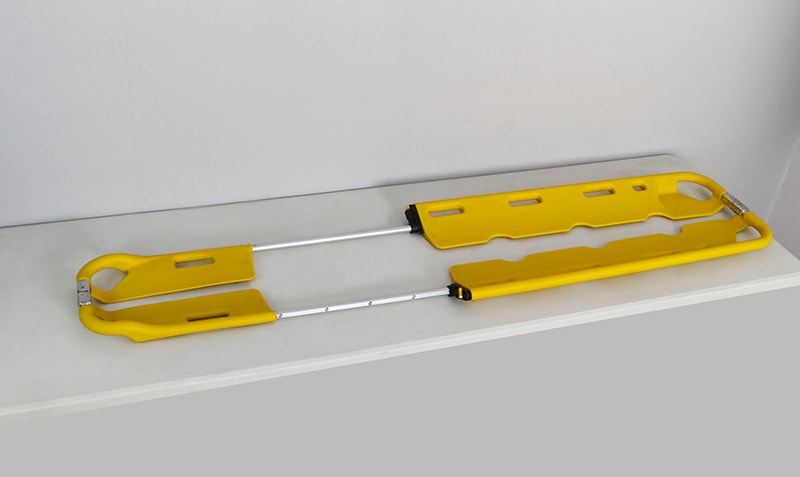 A plastic scoop stretcher (yellow)