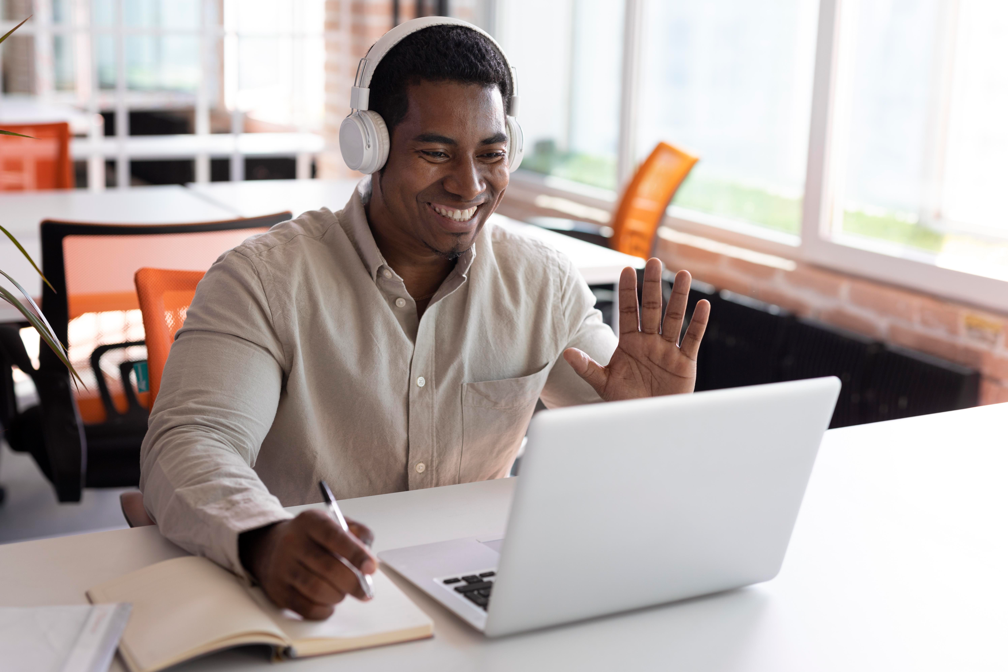 Une personne qui apprend en ligne