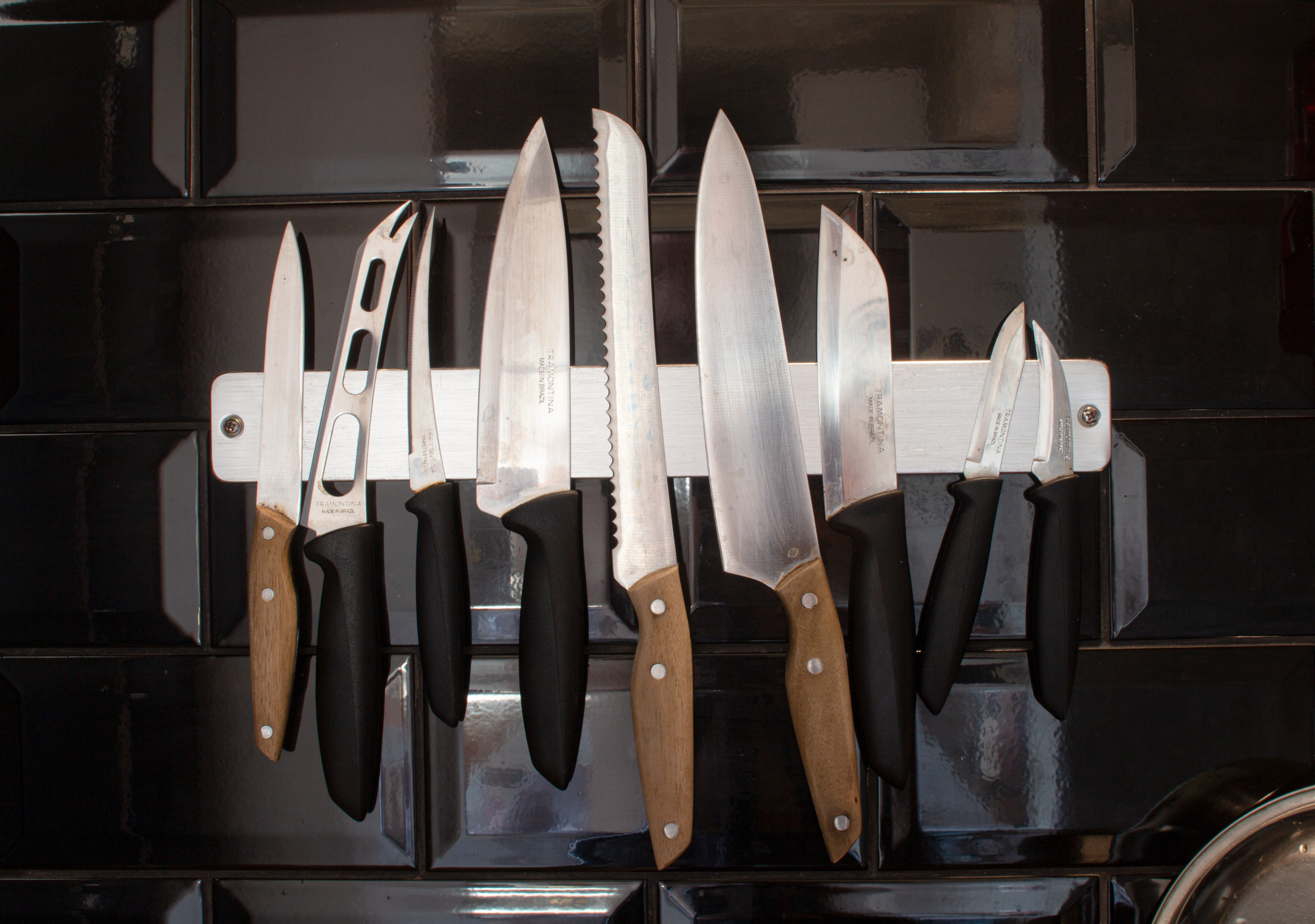Knives on a Magnetic Strip