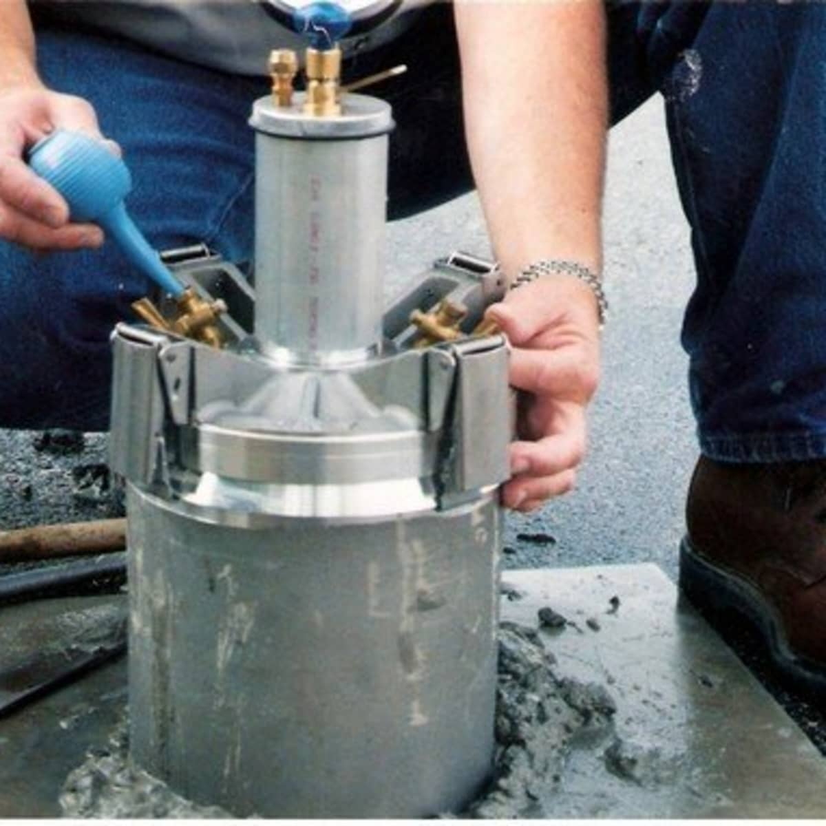 Air content test device used for evaluating concrete quality