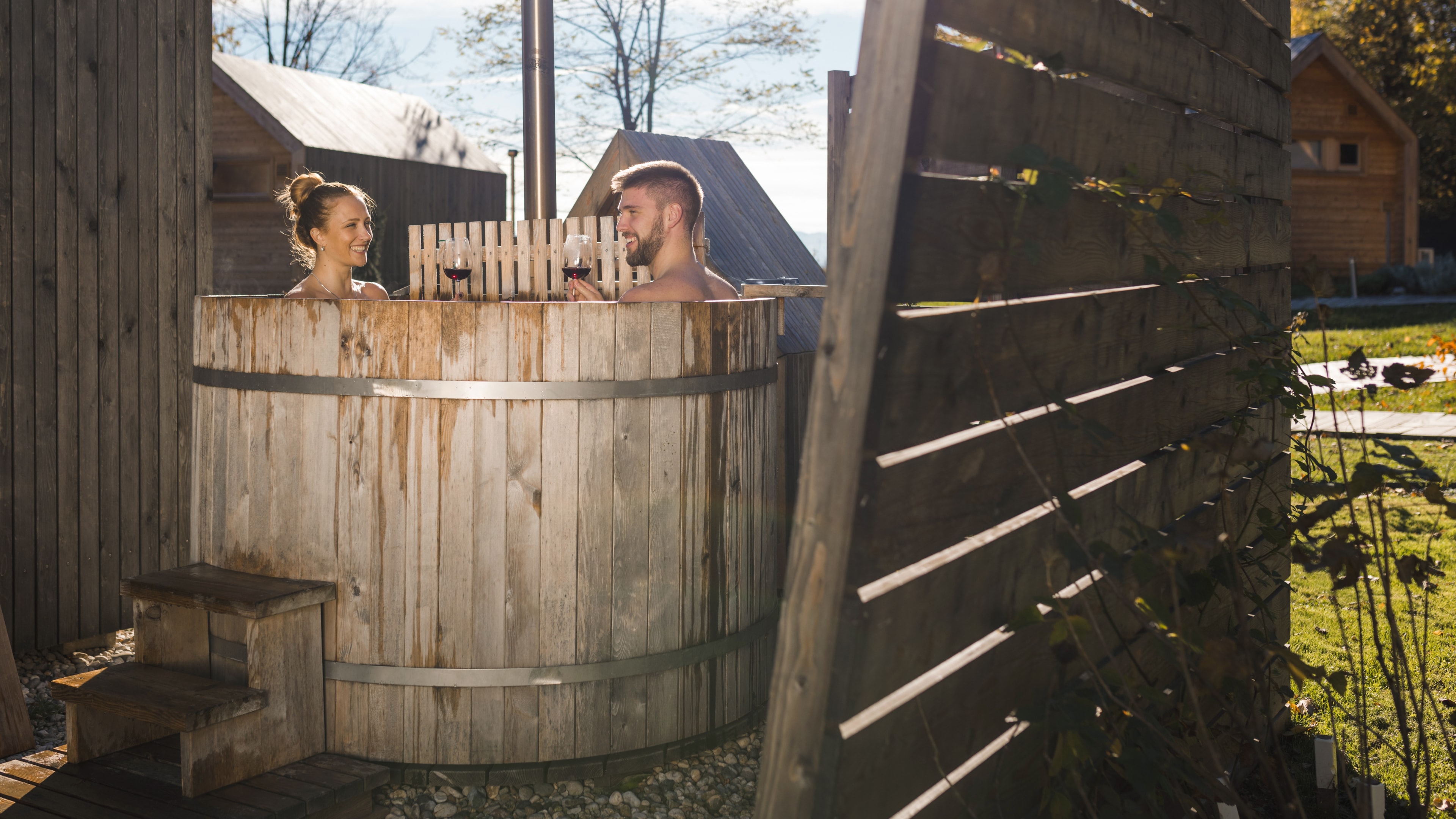 Piec elektryczny w balii to wygoda, ale nic nie zastąpi klimatu balii opalanej drewnem, w której też zagrzejesz wodę do odpowiedniej temperatury według swoich preferencji.