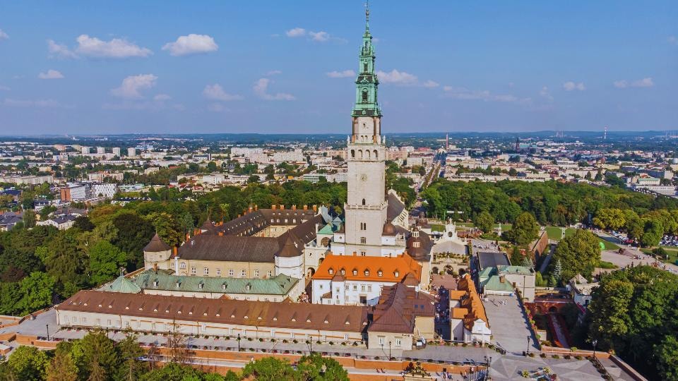 Wypożyczalnia samochodów Częstochowa, wynajem auta w Częstochowie bez kaucji i limitu kilometrów / canva