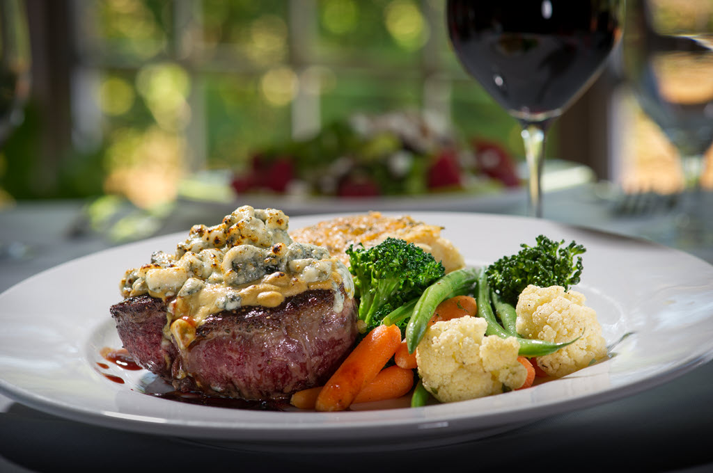 Filet Pinot with blue cheese dressing and potato au gratin and vegetables