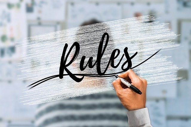 Ein Aushang erklärt die Regeln für Desk Sharing im Unternehmen, einschließlich der Vorteile und Nachteile dieses Arbeitsmodells. Die Informationen betonen die Flexibilität und den Austausch unter Mitarbeitern sowie die Notwendigkeit einer Clean Desk Policy für eine effiziente Nutzung der Shared Desks.