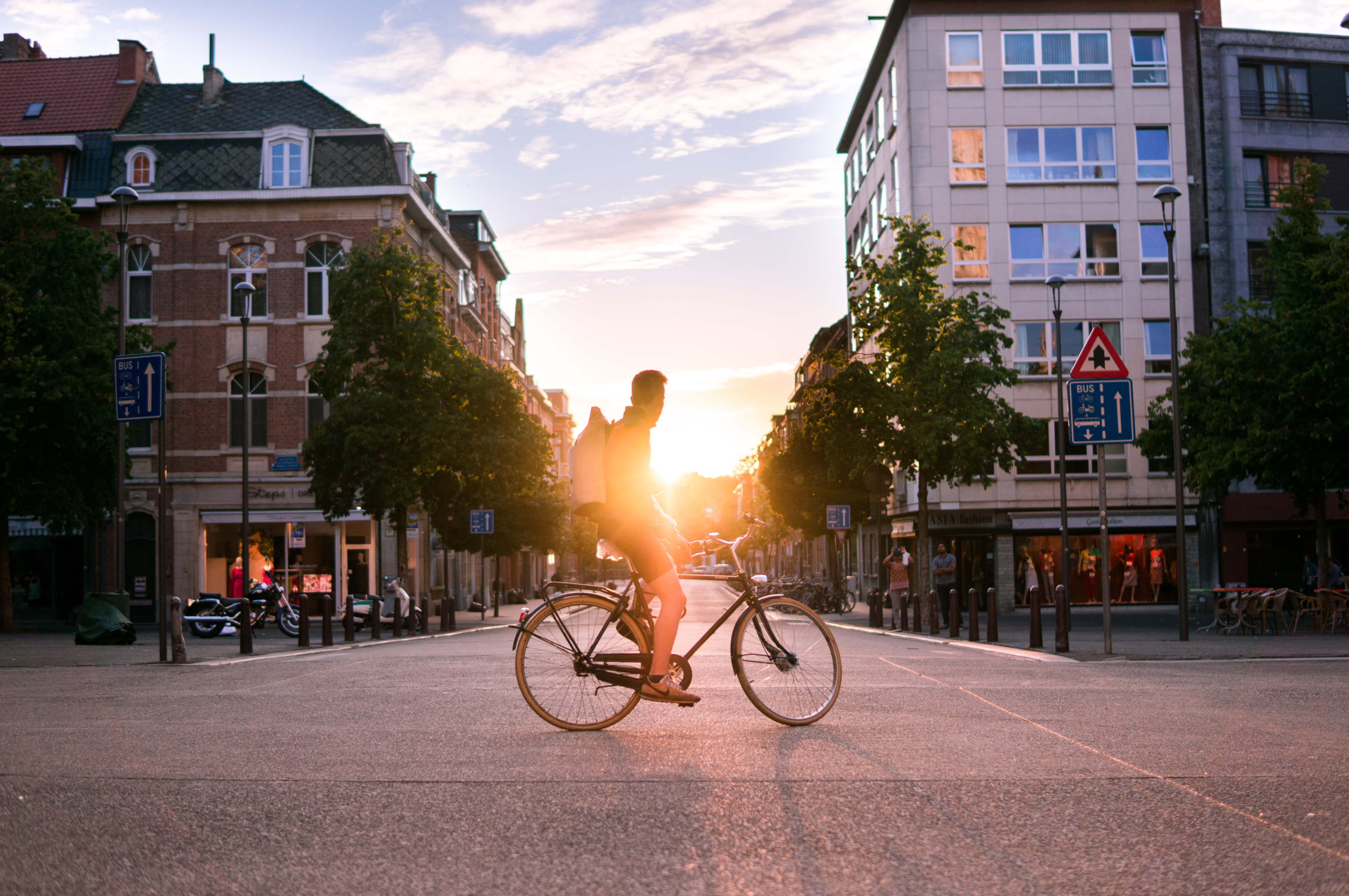 Bike sendo usada em ambiente urbano, mais fechado. Créditos: Unsplash, Tobias Cornille