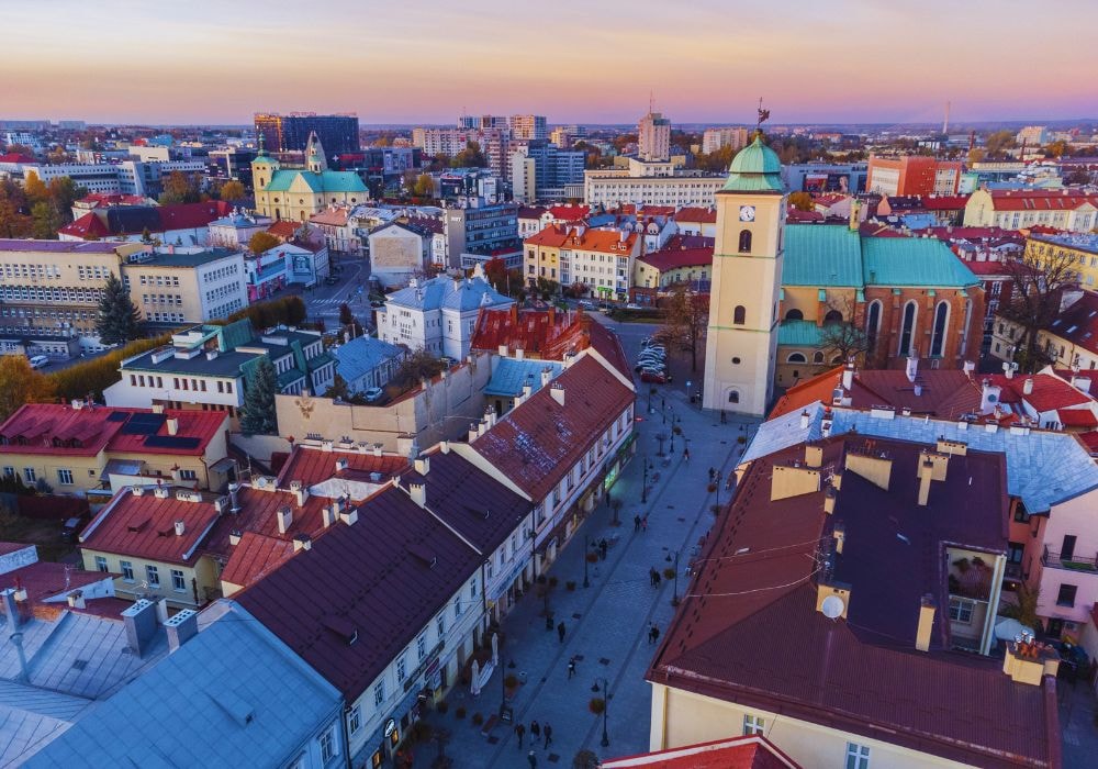 Tani wynajem busów Rzeszów / fot. Canva.com