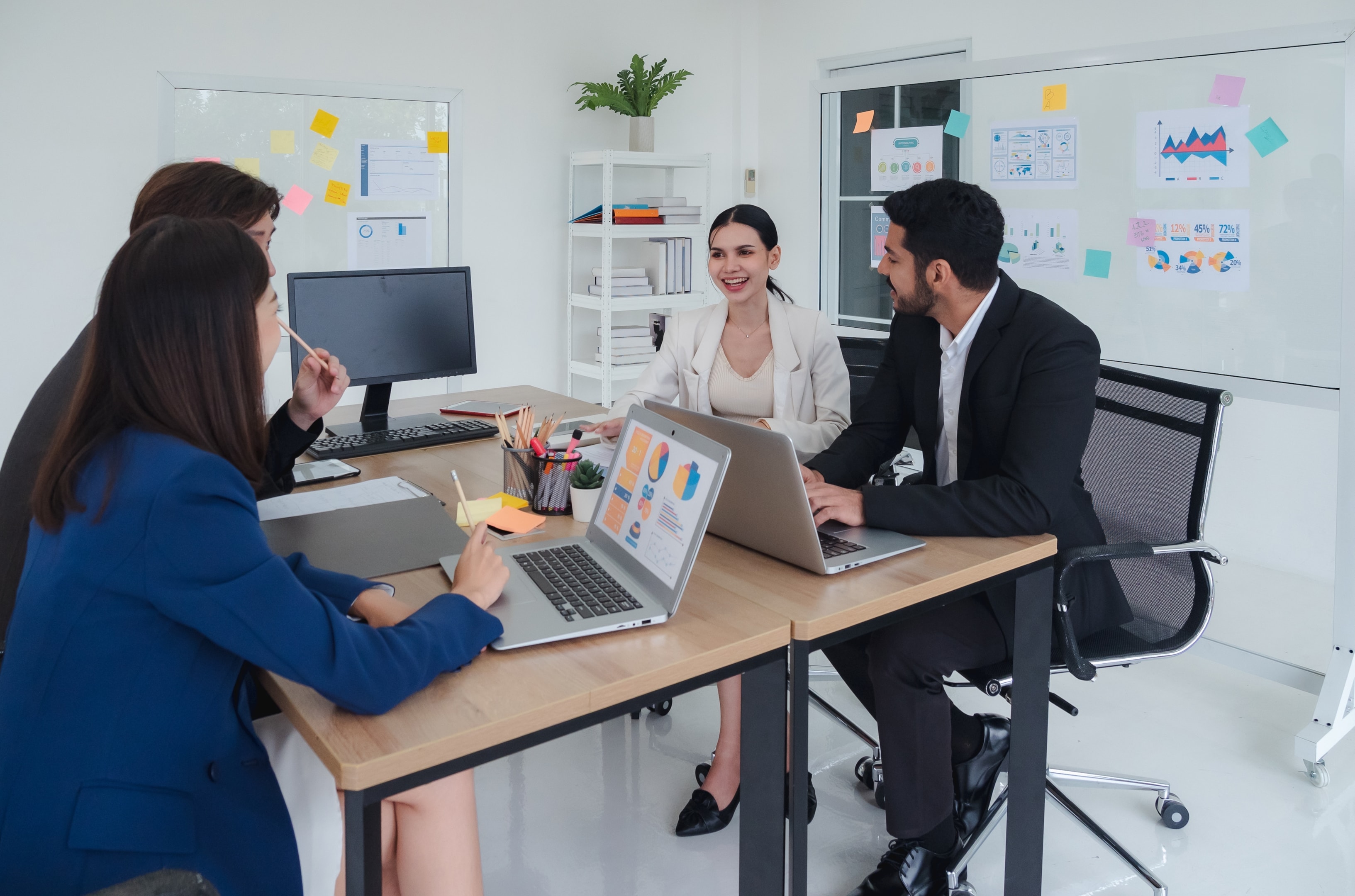 zespół sprzedaży analizujący sprawdzone metody pozyskiwania klientów