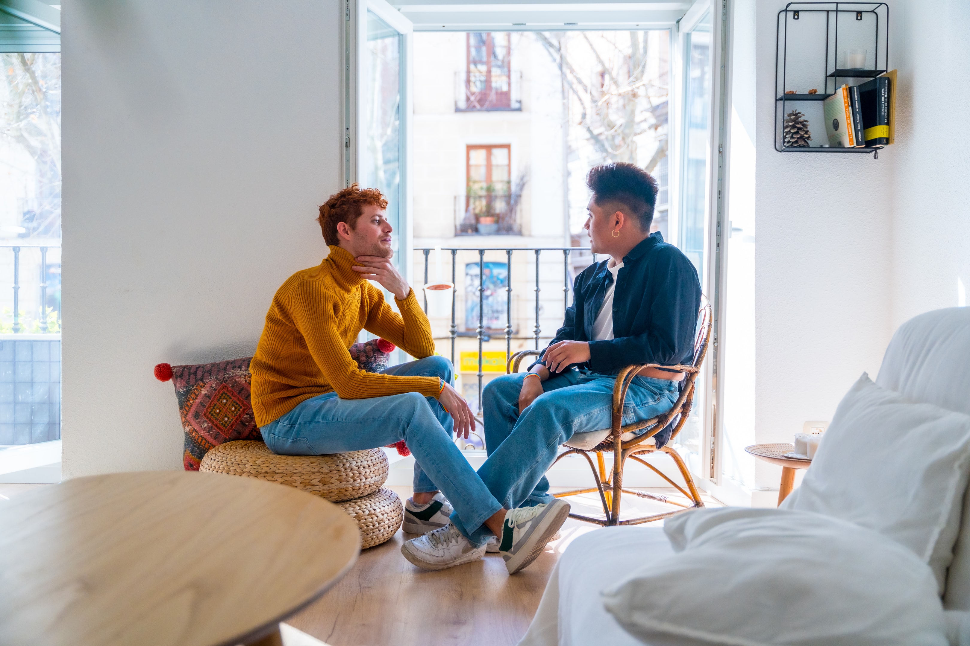 a couple speaking about a tooth extraction procedure to reduce stress before the operation