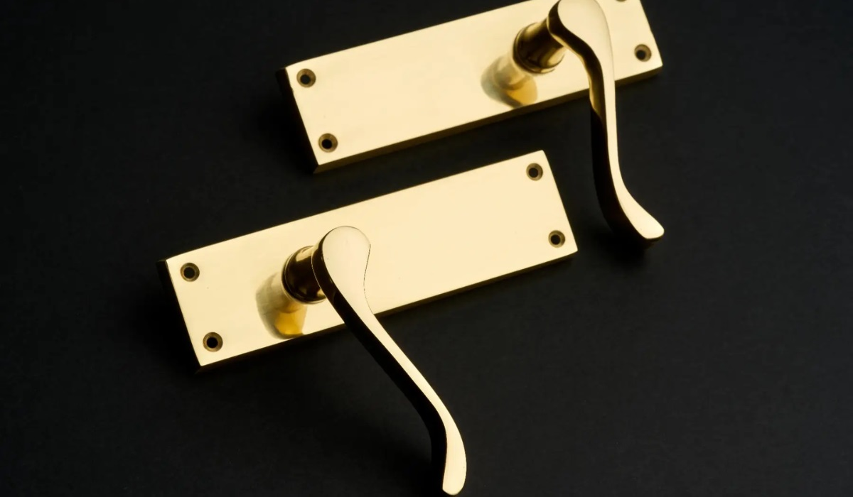 Edwardian door handles - Victorian scroll lever on Edwardian-style backplate - polished brass