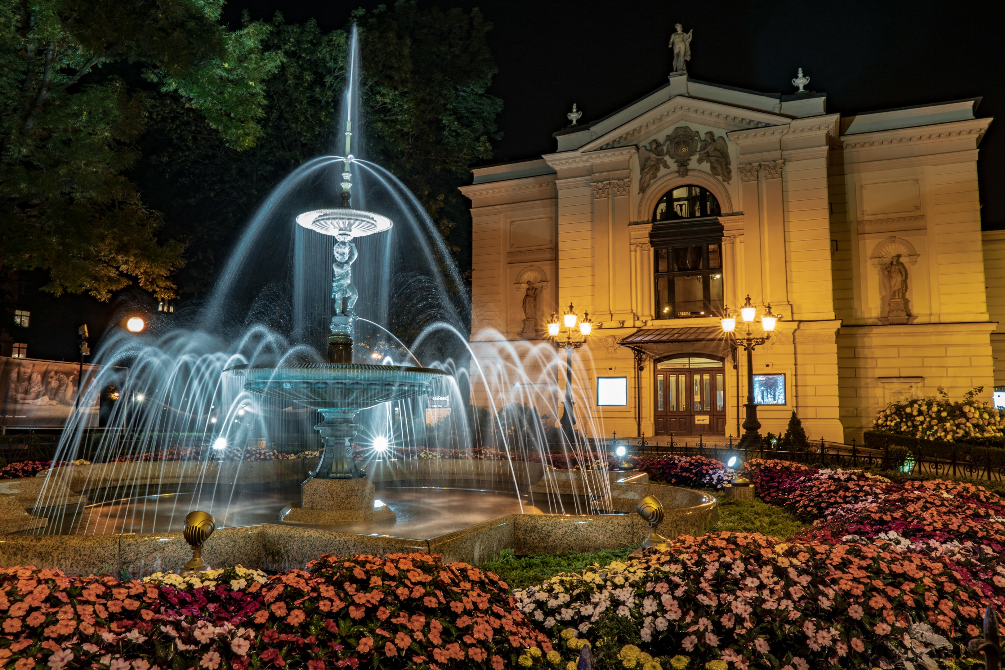 Teatr Polski w Bielsku-Białej (źródło: https://commons.wikimedia.org/wiki/File:Teatr_Polski_w_Bielsku-Bia%C5%82ej_noc%C4%85.jpg)