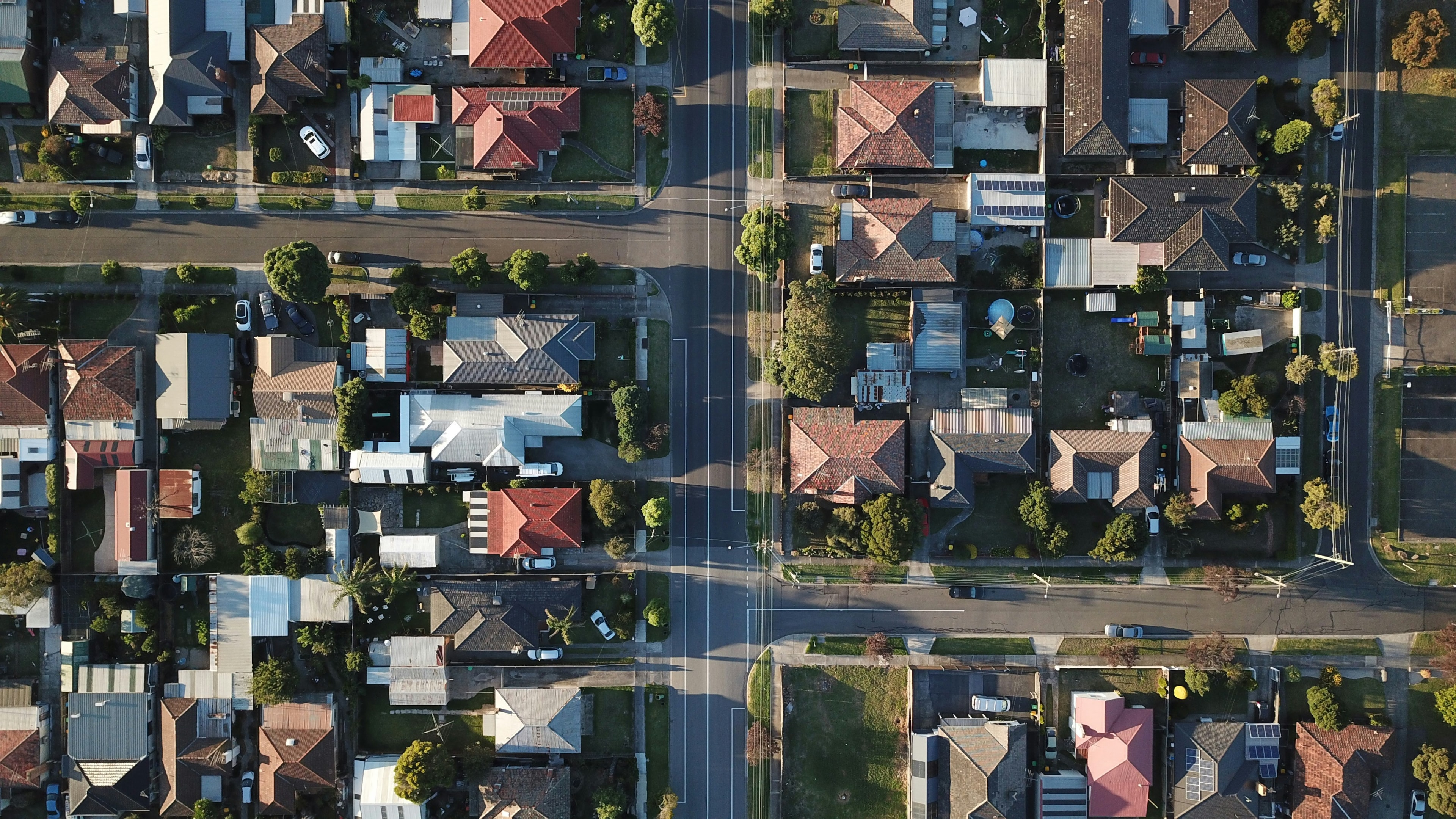 Aerial view of neighborhood with many residential properties.