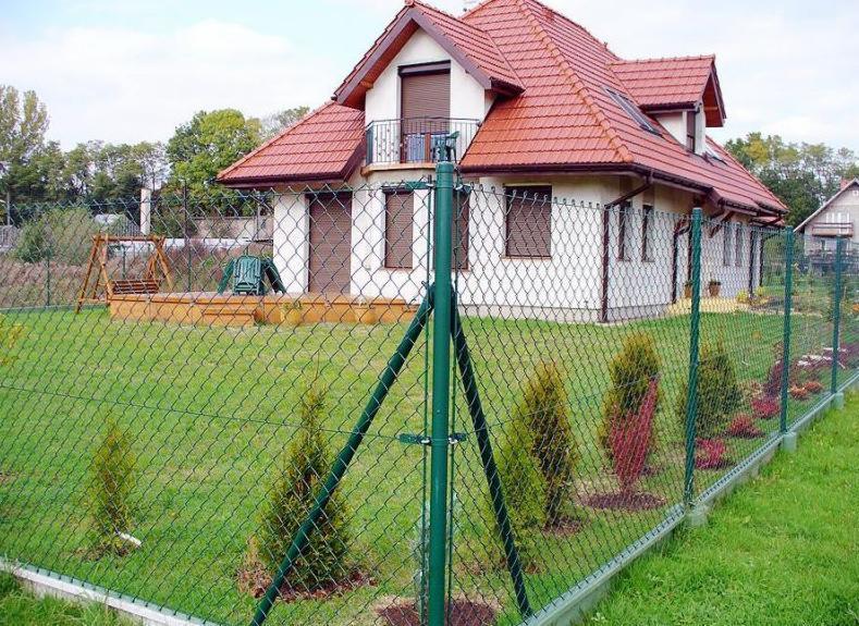 ogrodzenie z siatki zielonej