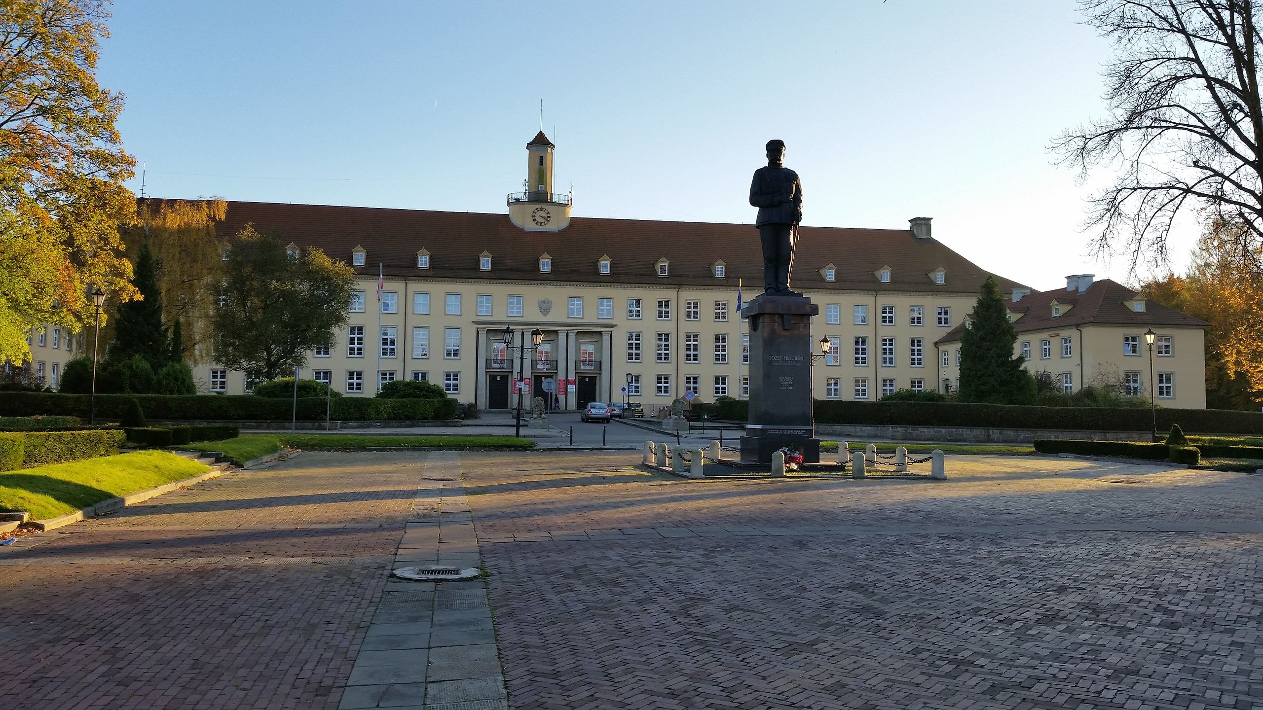 W centrum miasta znajduje się Plac Zwycięstwa, Koszalin. Źródło: https://commons.wikimedia.org/wiki/File:Koszalin_plac_Zwyciestwa.jpg