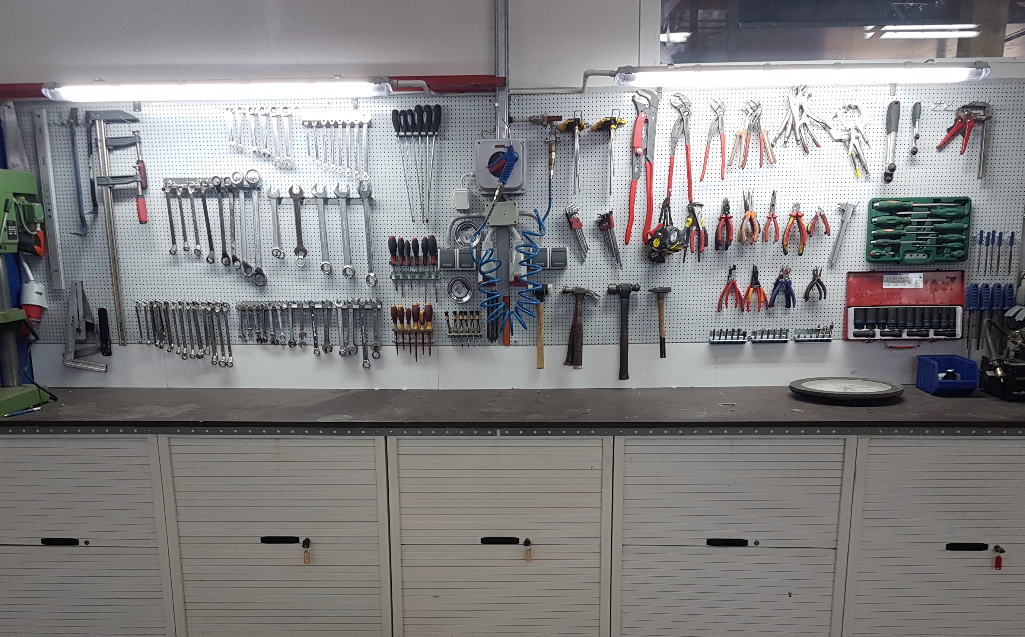 Bezpieczne przechowywanie narzędzi- najlepsze rozwiązania dla Twojego warsztatu! 3 Metalowa tablica z zawieszkami na narzędzia. Źródło: Brastech