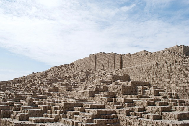 O sítio arqueológico de Huaca Pucllana, com inúmeras pedras