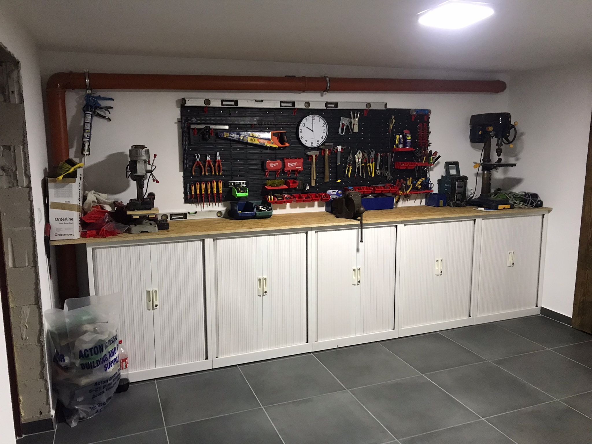 Bezpieczne przechowywanie narzędzi- najlepsze rozwiązania dla Twojego warsztatu! 2 Zabudowa z szaf żaluzjowych na narzędzia. Źródło: Brastech