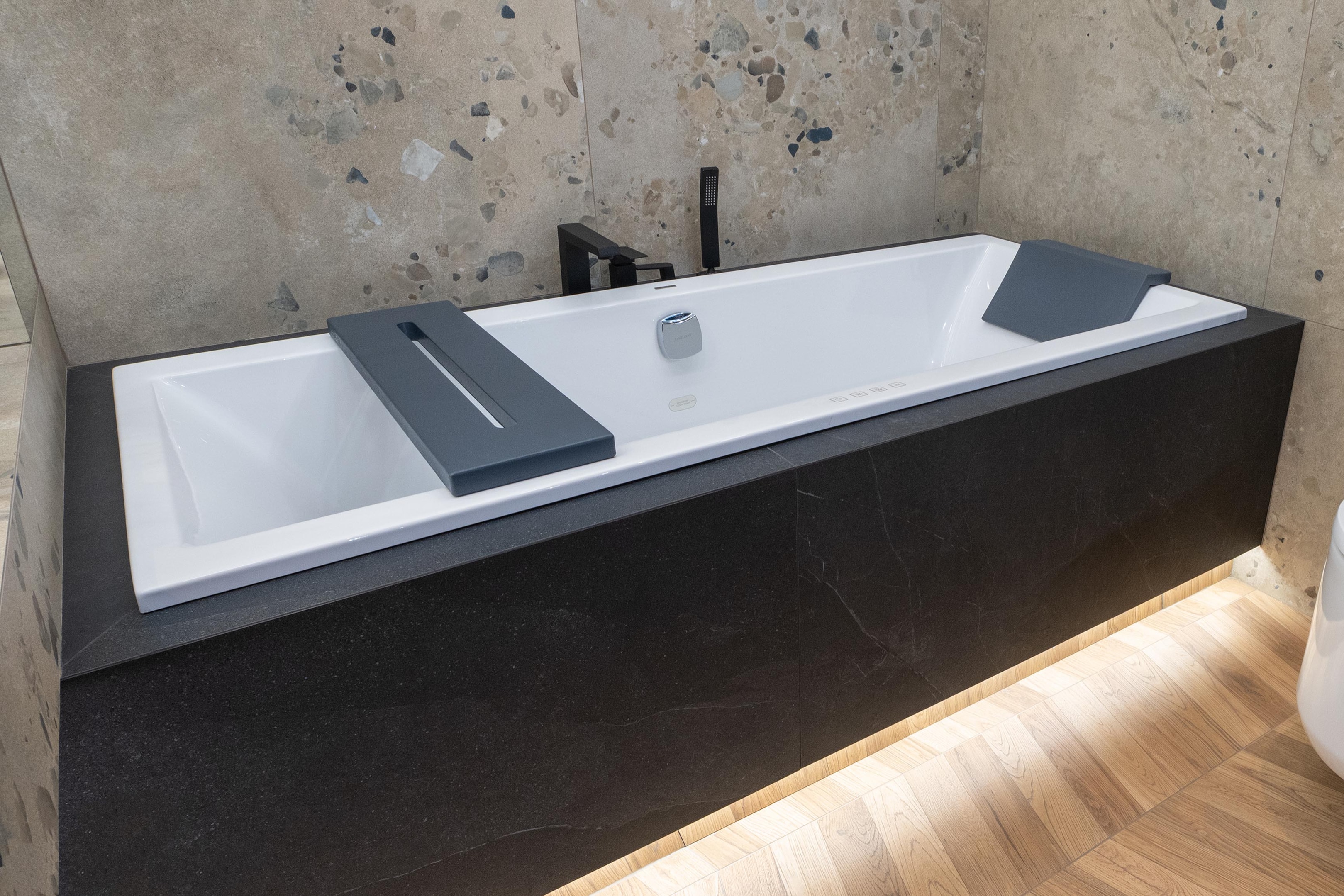 Nowoczesna wanna z hydromasażem do zabudowy