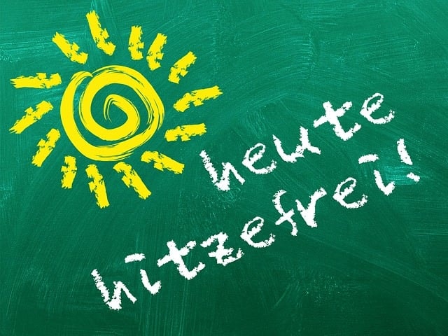 Hitzefrei: Arbeit ist im Arbeitsrecht ganz klar geregelt. Hitze am Arbeitsplatz ist demnach kein Kavaliersdelikt. Aber ab wann gibt es Hitzefrei?