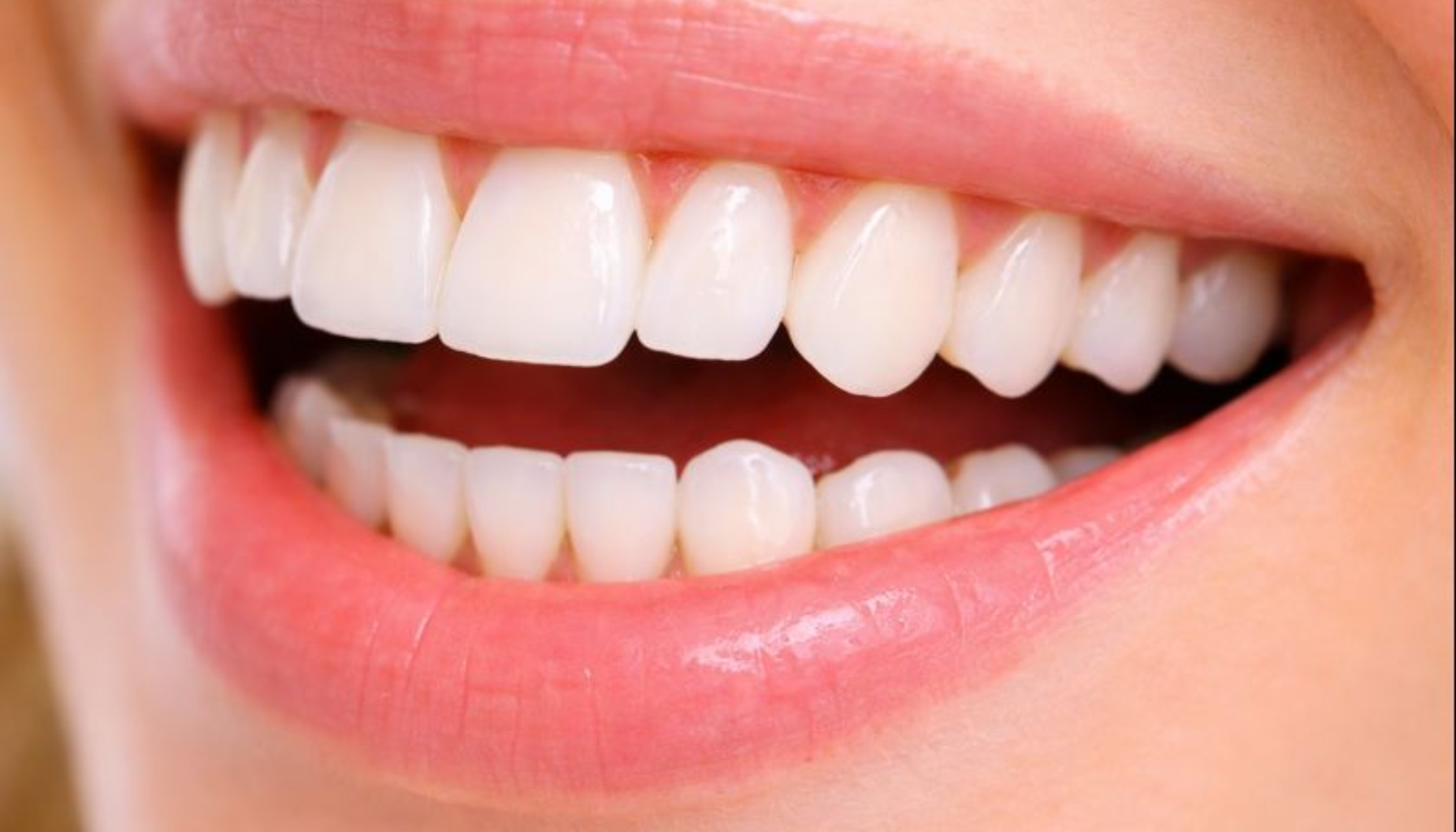 Tann: Mer Enn Bare Emalje – Bygget for Hele Livet 14 Nærbilde av friske, hvite tenner og rosa tannkjøtt, med naturlig glans og fuktighet i munnen.