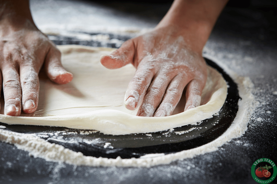 wyrabianie spodu do pizzy