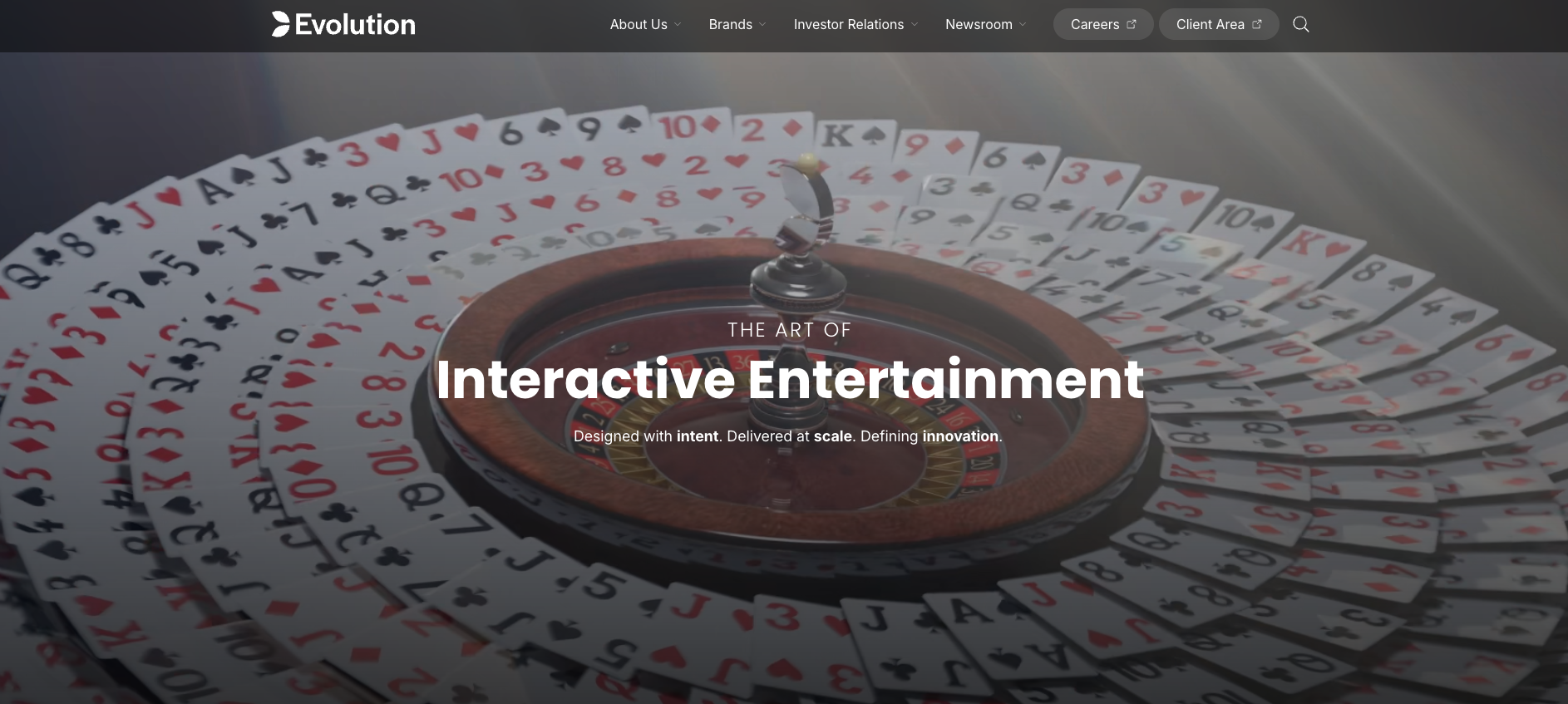 Evolution live casino provider met roulettewiel en speelkaarten op de officiële website.