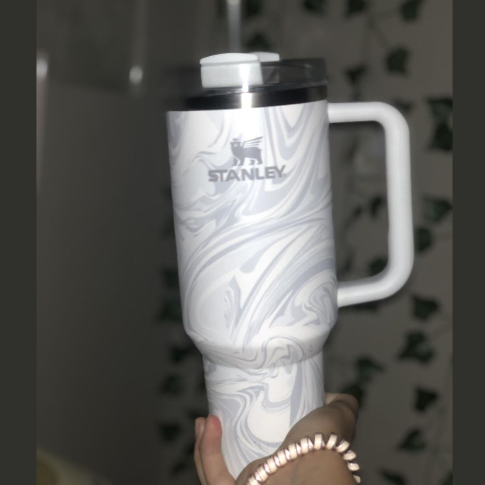 A Stanley Quencher H2.0 FlowState Tumbler in Polar Swirl color