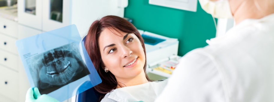 Step-by-step illustration of the wisdom teeth extraction procedure.