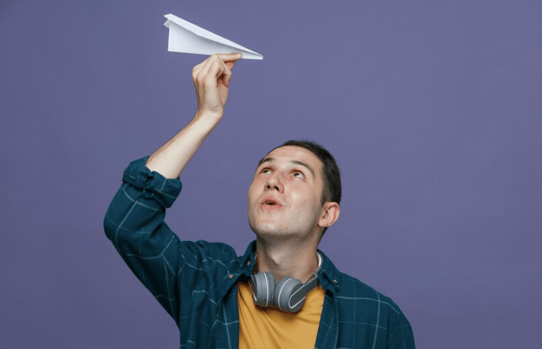 Hombre con avión en sus manos