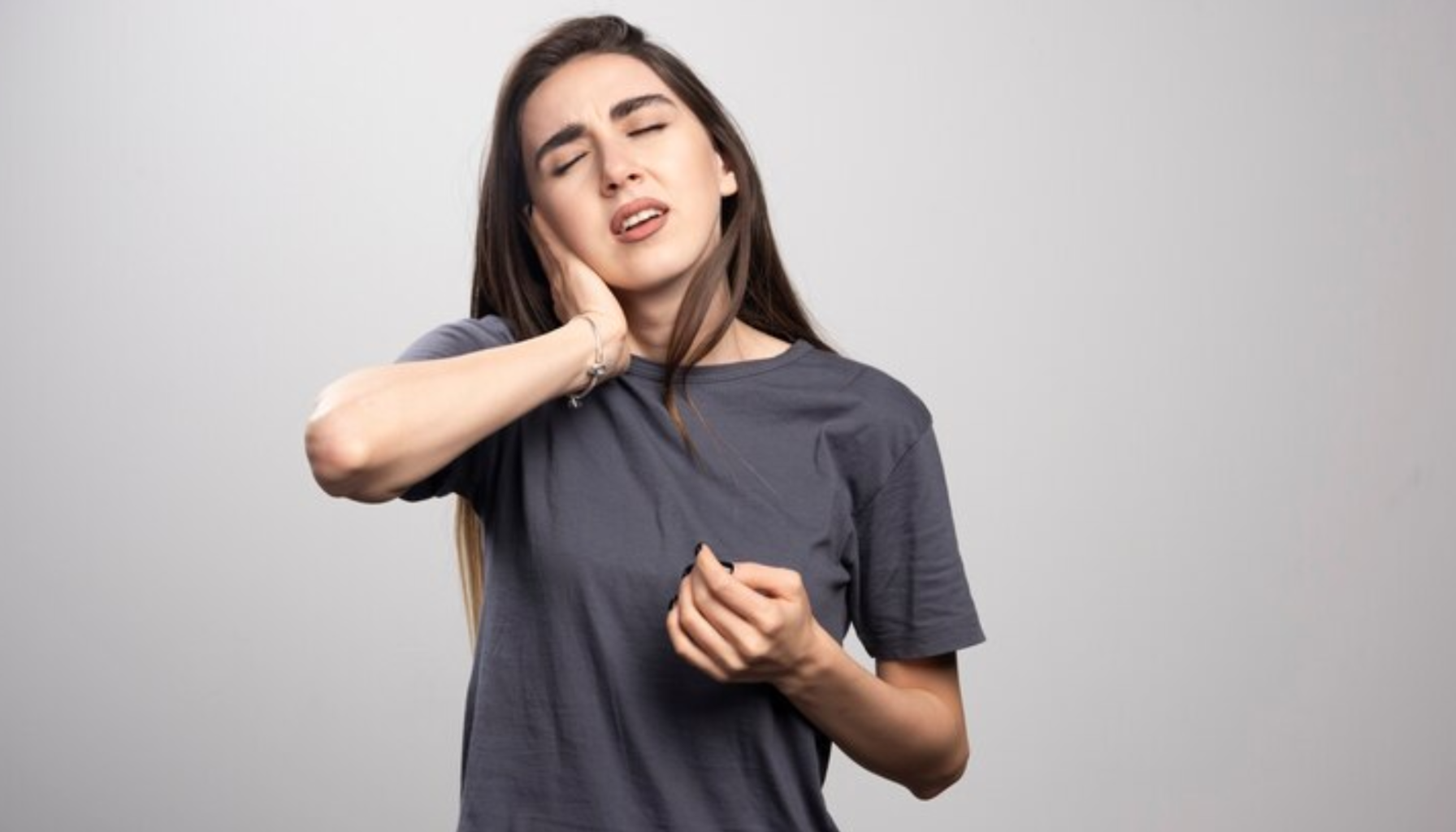  Kvinne holder hånden mot kjeven med smerteuttrykk, tegn på tannverk eller kjevesmerter. trukket visdomstann vondt i øret fjerning av visdomstenner dry socket trekking av visdomstann symptomer på betennelse bør du kontakte tannlegen første dagene kontakte tannlegen myk mat tannlegens råd betennelse god munnhygiene 30 minutter forsvinner for tidlig spis myk første 24 hos tannlegen første 2 ta kontakt tannlegen visdomstann fjerning 3 dager tanntrekking unngå munnen første kjevebenet hevelse smerter infeksjon bør alveolitt symptomer smerte såret tannen komplikasjoner mat visdomstenner dager behandling smertestillende ofte området bruk normalt mer god trekking får fjernet hos inngrepet oppstår dersom litt vanlig minutter dagene tannlege spise operasjonsområdet andre råd symptomene drikke tegn smertene viktig mulig tennene antibiotika rundt munnhygiene opplever fjernes ubehag ibux føre følge