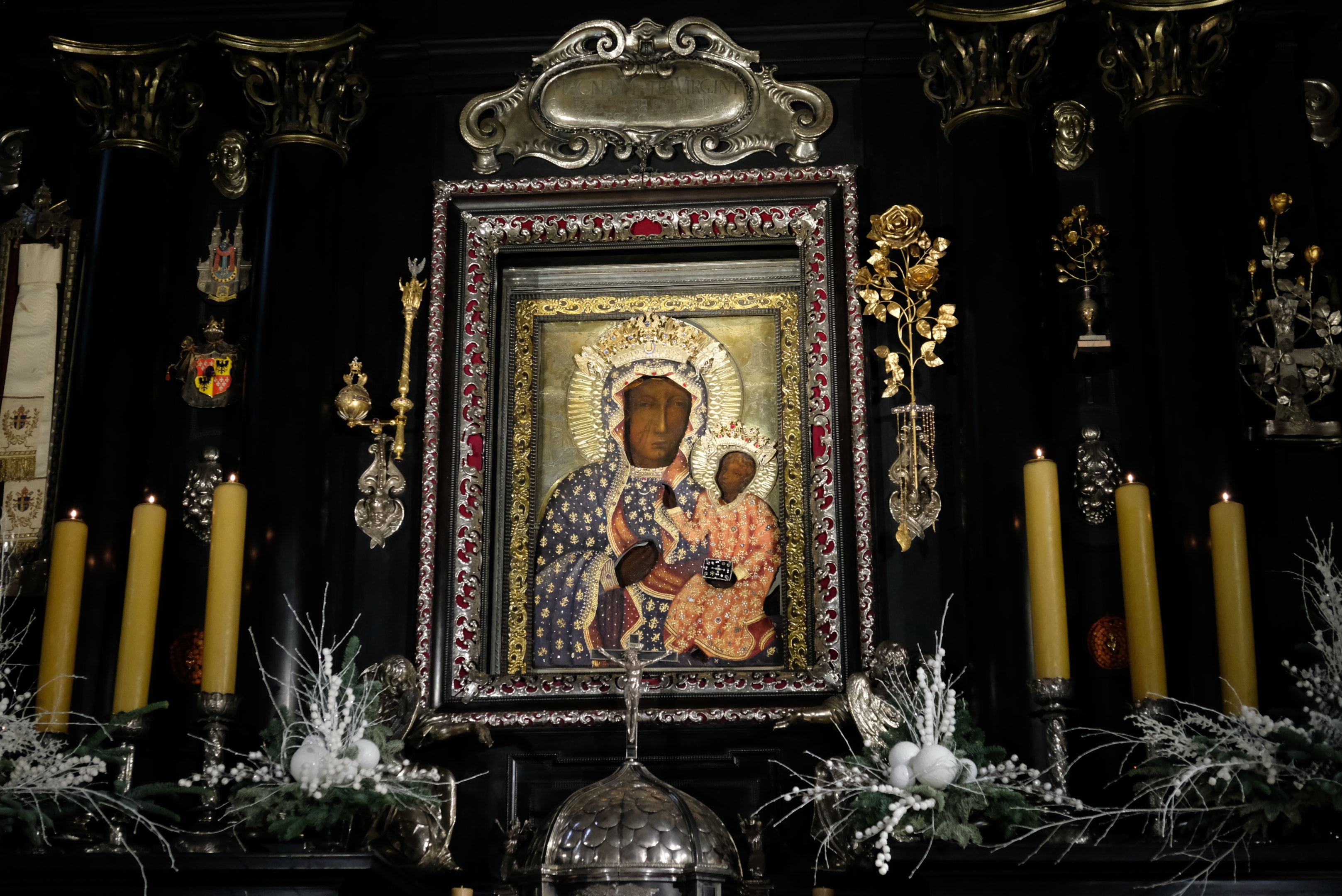 Obraz Matki Boskiej Częstochowskiej (źródło: https://commons.wikimedia.org/wiki/File:Black_Madonna_Jasna_G%C3%B3ra_Poland.jpg)