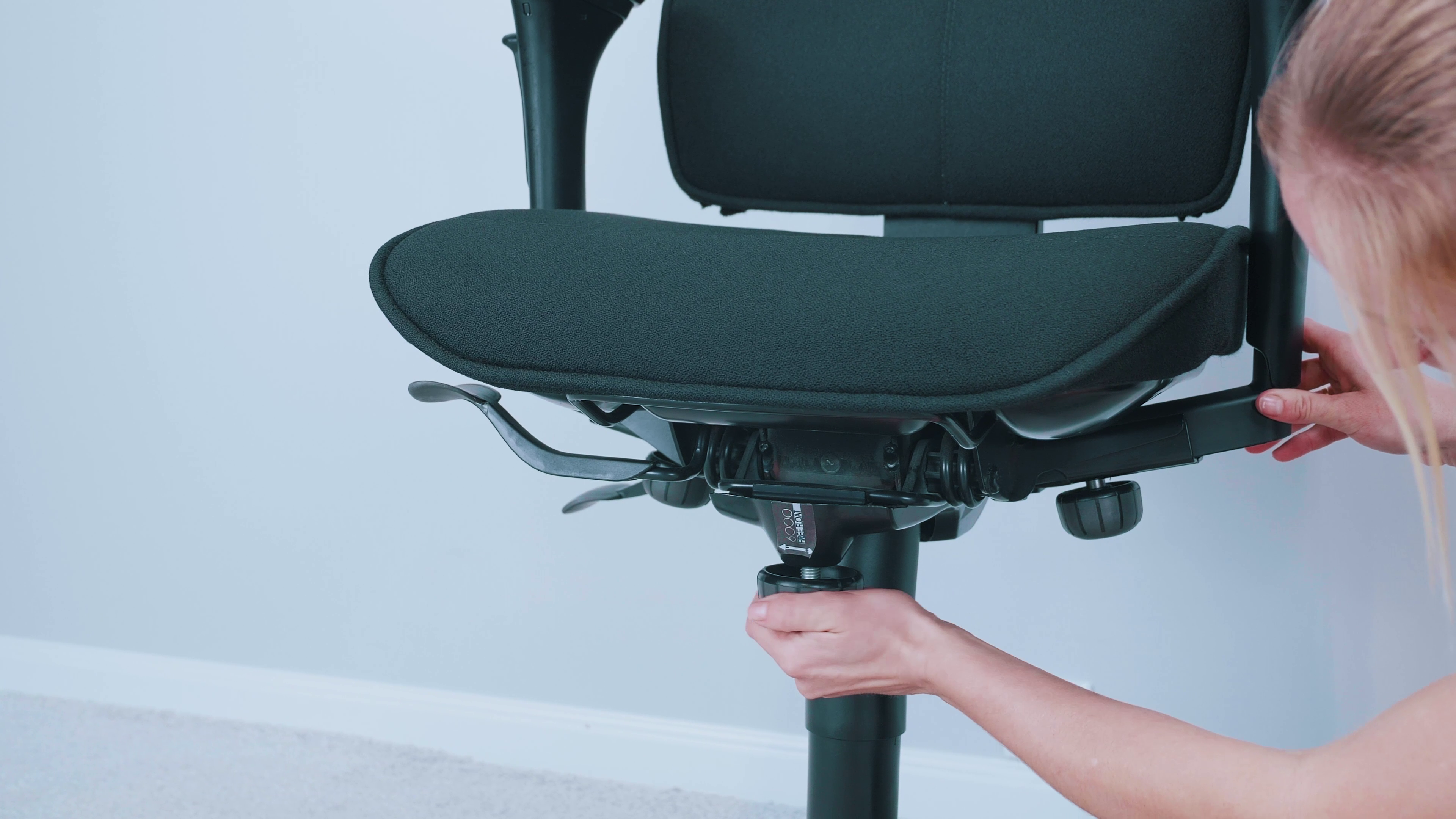 Kinnarps 6000 / 8000 – recenzja jednych z najlepszych foteli biurowych na rynku 5 Regulacja siły przeciwwagi. Źródło: Brastech
