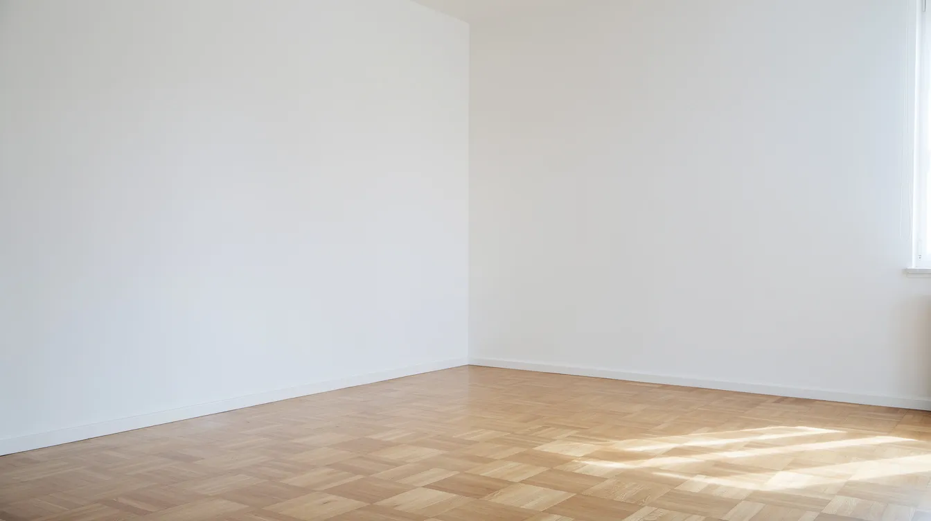 Der leere, saubere Raum mit frisch gestrichenen weißen Wänden und Parkettboden vermittelt ein Gefühl von Ordnung und Ruhe nach einer erfolgreichen Entrümpelung. Dieser Raum könnte Teil einer Haushaltsauflösung in Bremen sein, die von einem professionellen Entrümpelungsunternehmen durchgeführt wurde.