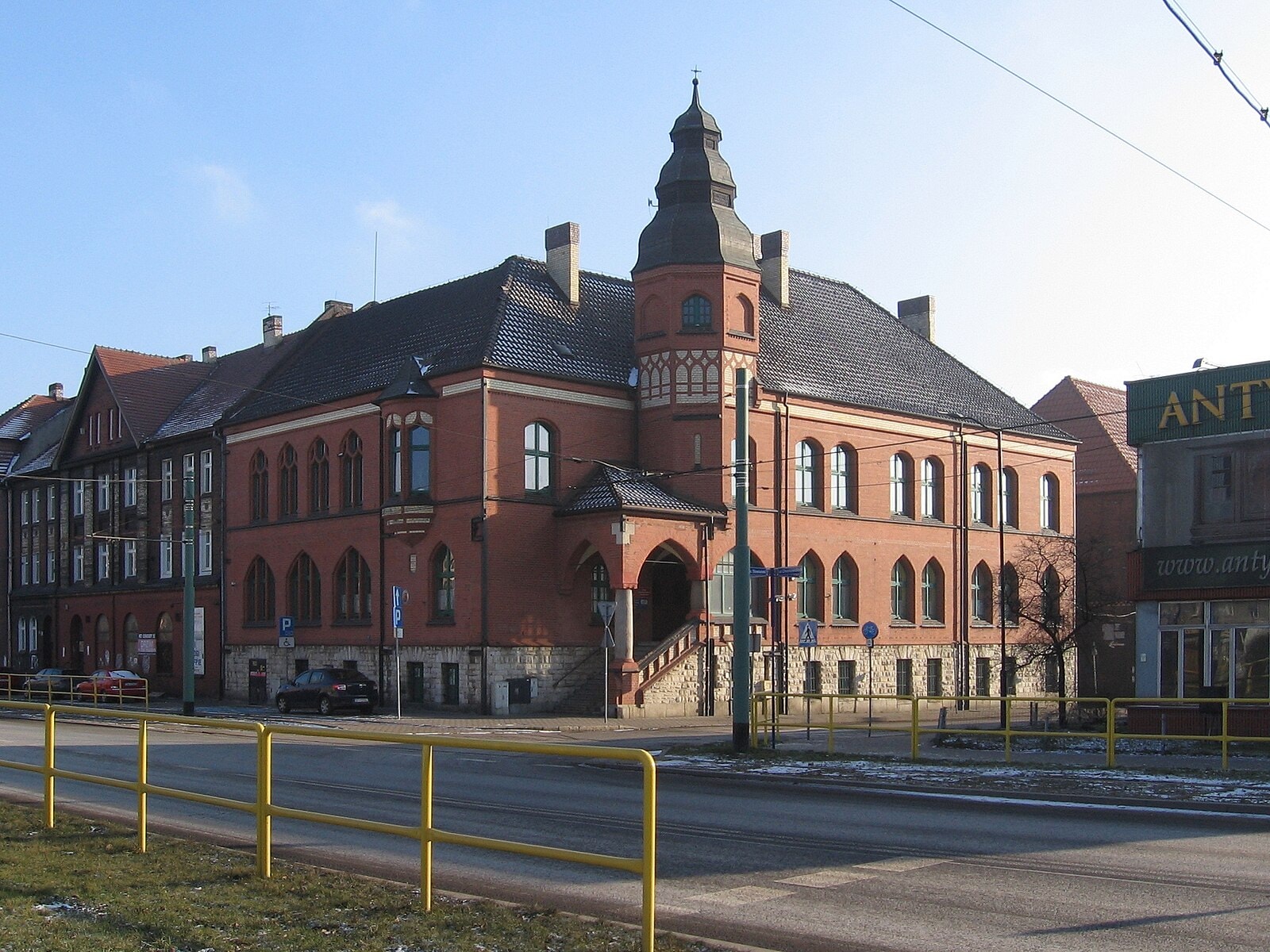 Budynek ratusza w mieście Świętochłowice. Źródlo: https://commons.wikimedia.org/wiki/File:Swietochlowice_Lipiny_Sadowa_1.jpg