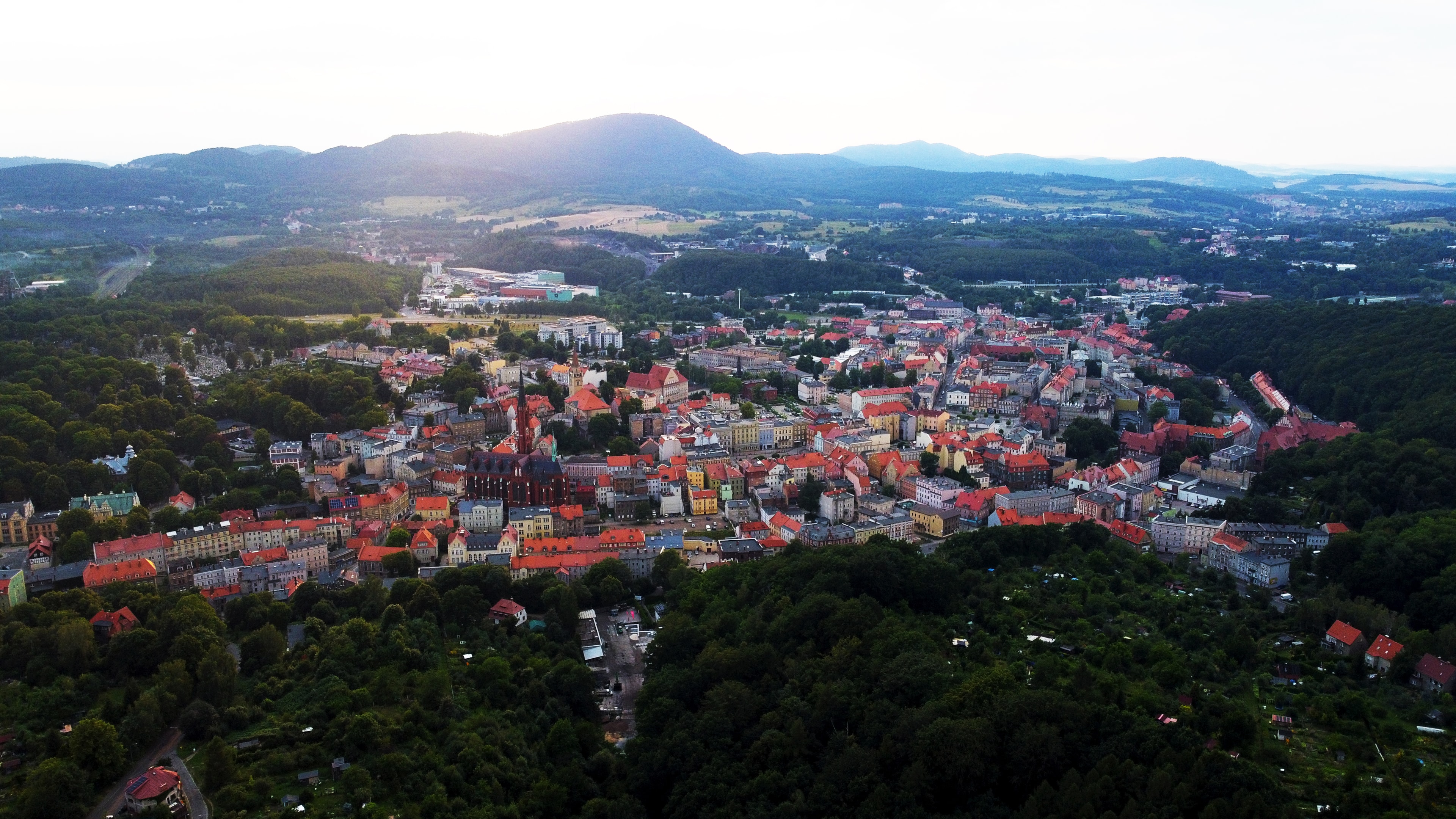 Panorama Wałbrzycha (źródło: https://commons.wikimedia.org/wiki/File:Wa%C5%82brzych_%C5%9Ar%C3%B3dmie%C5%9Bcie_z_lotu_ptaka.jpg)