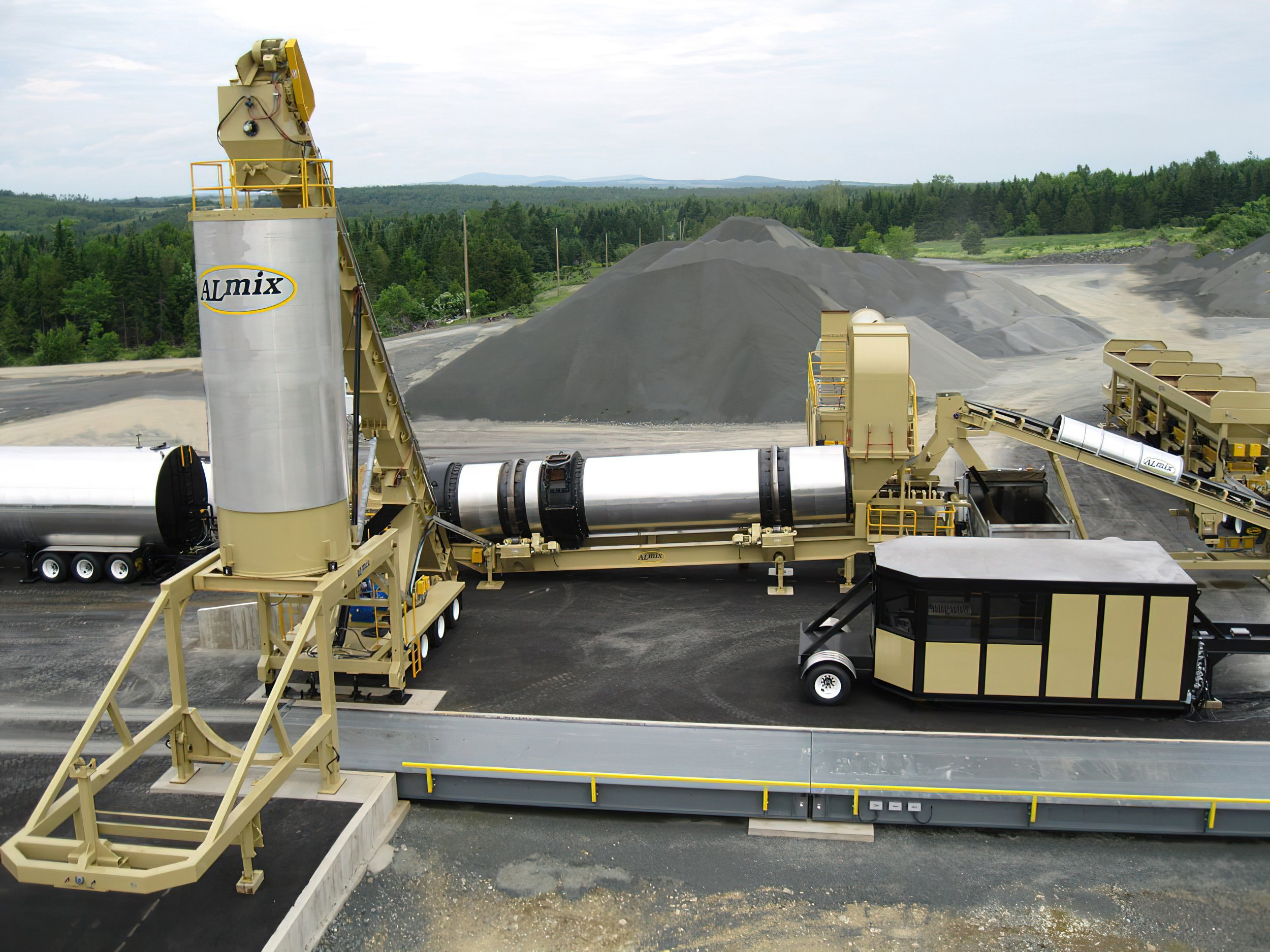 Asphalt mixers with batch mixing and drum mixers