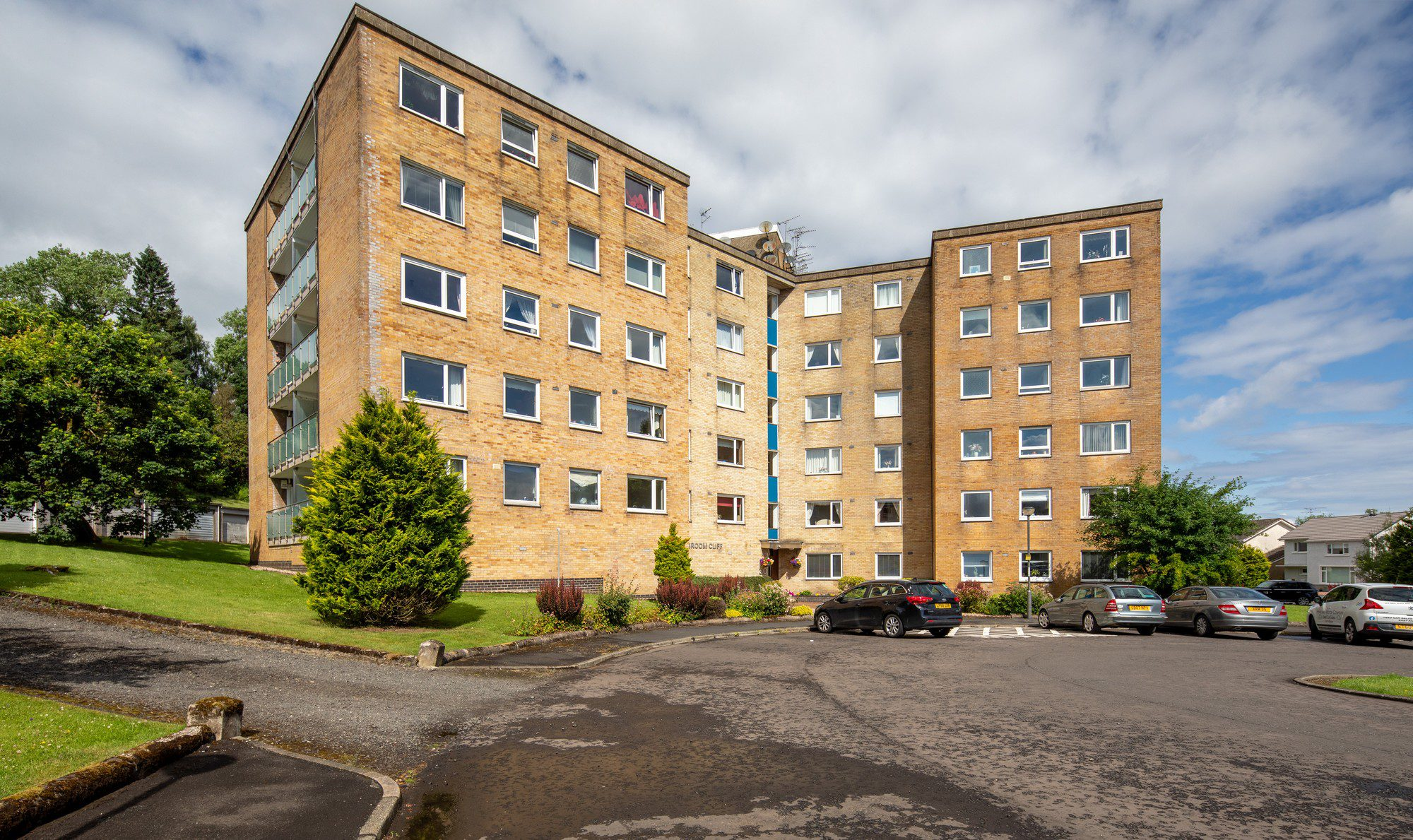 fifth floor flat for sale in newton Mearns with easy access